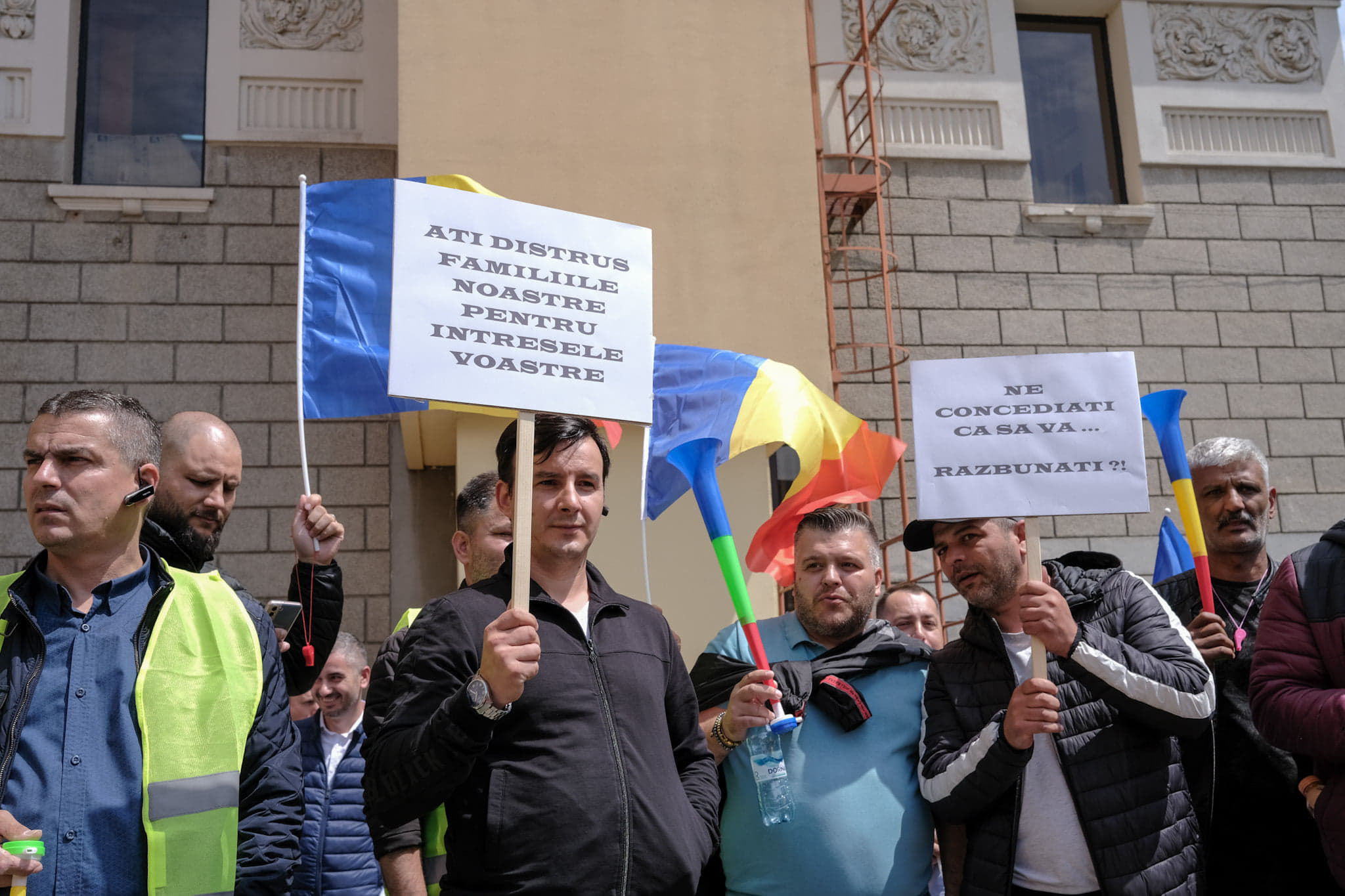 Protest STB, în București: „Ați distrus familiile noastre pentru interesele voastre”. George Simion, președintele AUR, prezent la miting