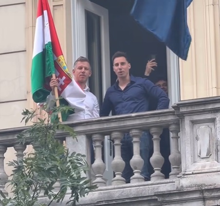 Magyar Péter így tekintett le a Kossuth téri tüntetőkre, a tömeg az EU migrációs paktuma ellen demonstrált  – Videók