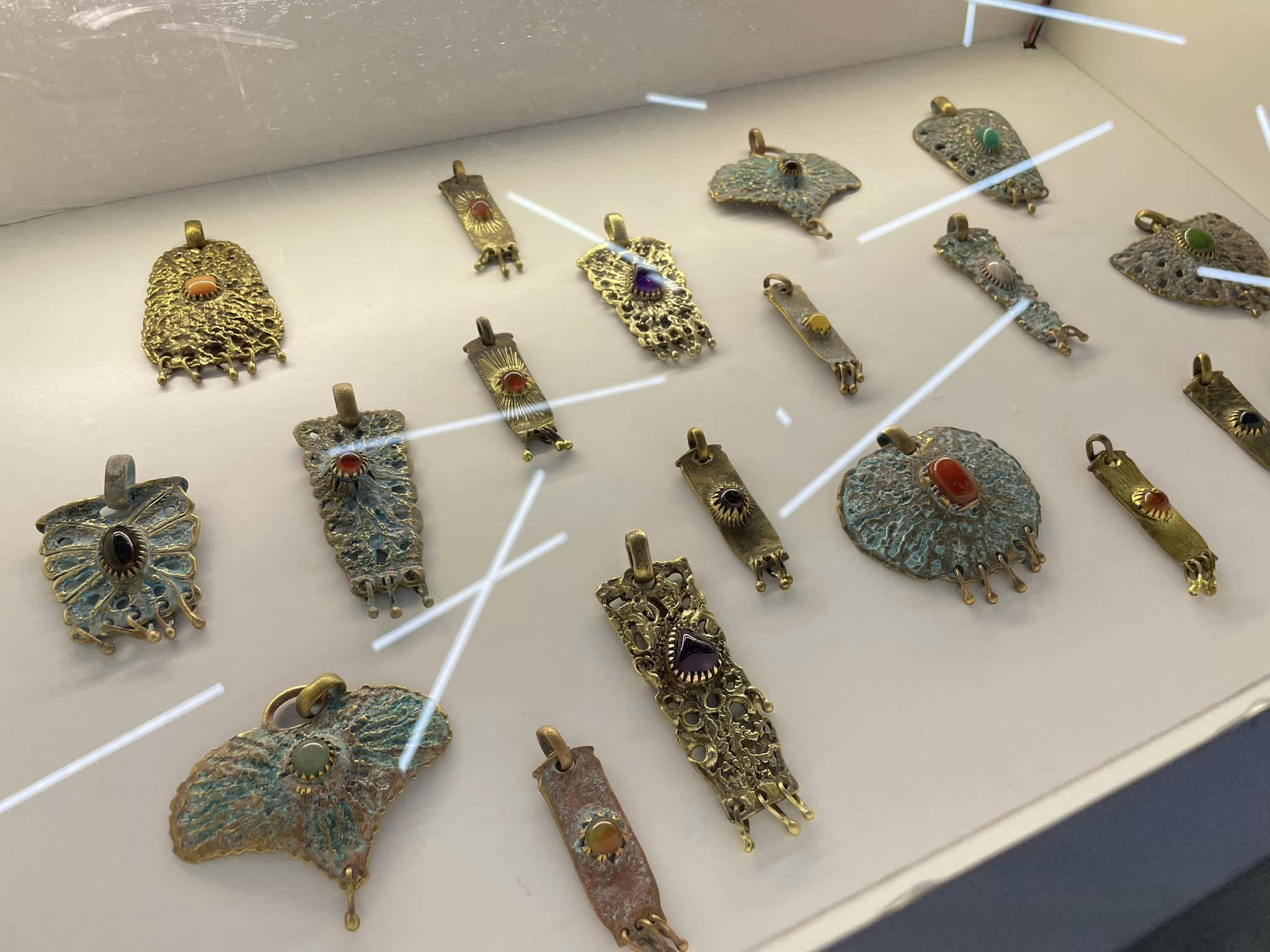 Expoziție de obiecte de artă create din fragmente de bombe și rachete rusești, deschisă la Kiev: „Instrumentele crimelor, simboluri ale renașterii”