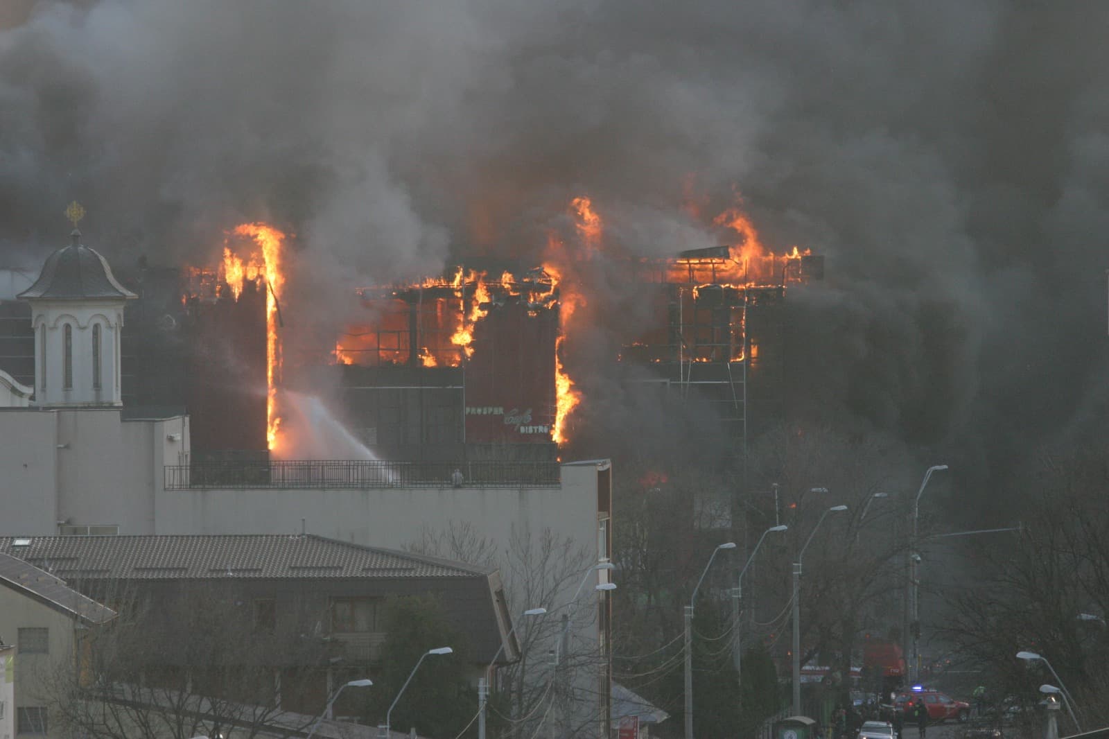 Un centru comercial din București a ars complet. ISU spune că nu avea autorizație de securitate la incendiu