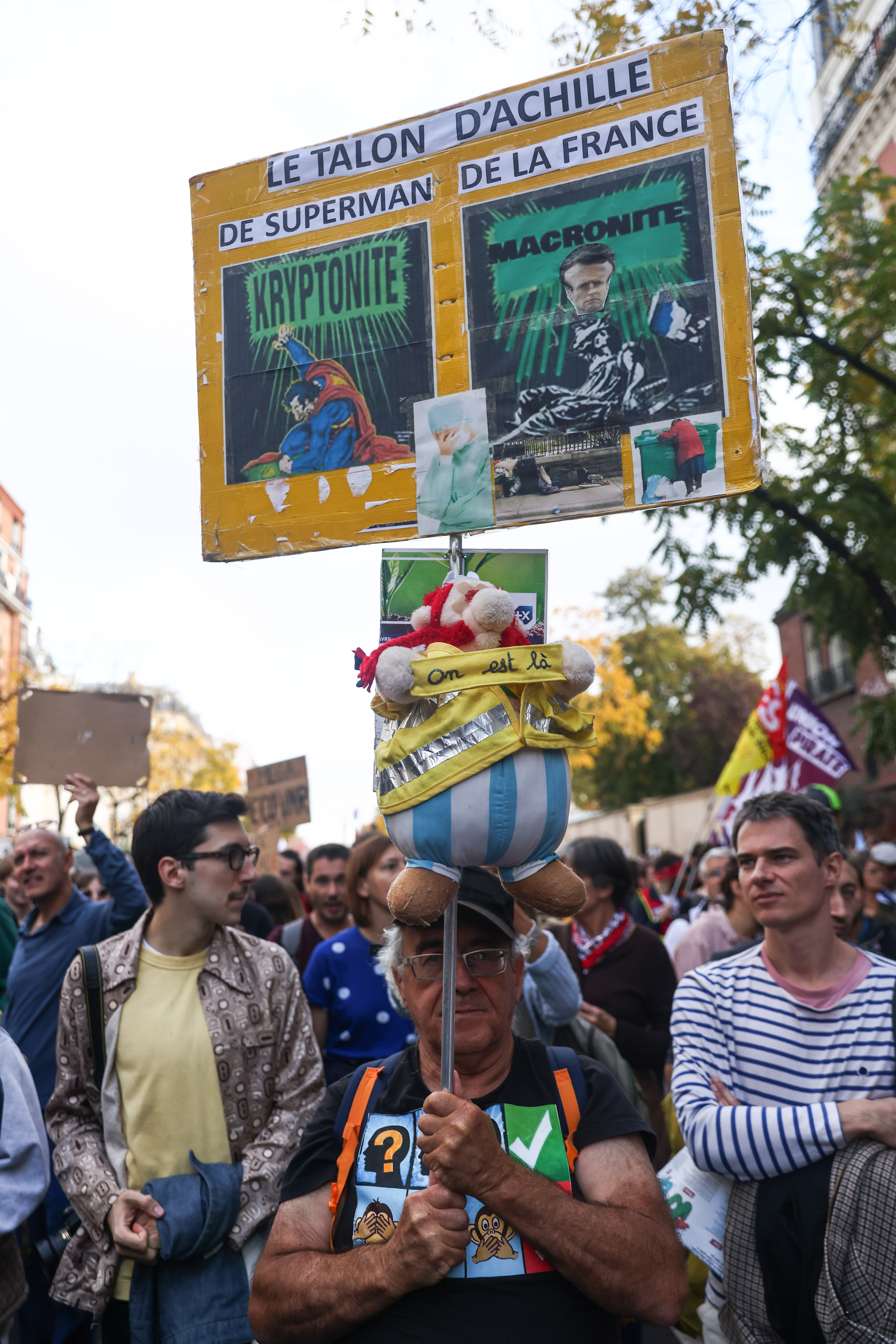 Protest uriaș la Paris. Laureata premiului Nobel pentru literatură, între cei 30.000 de manifestanți