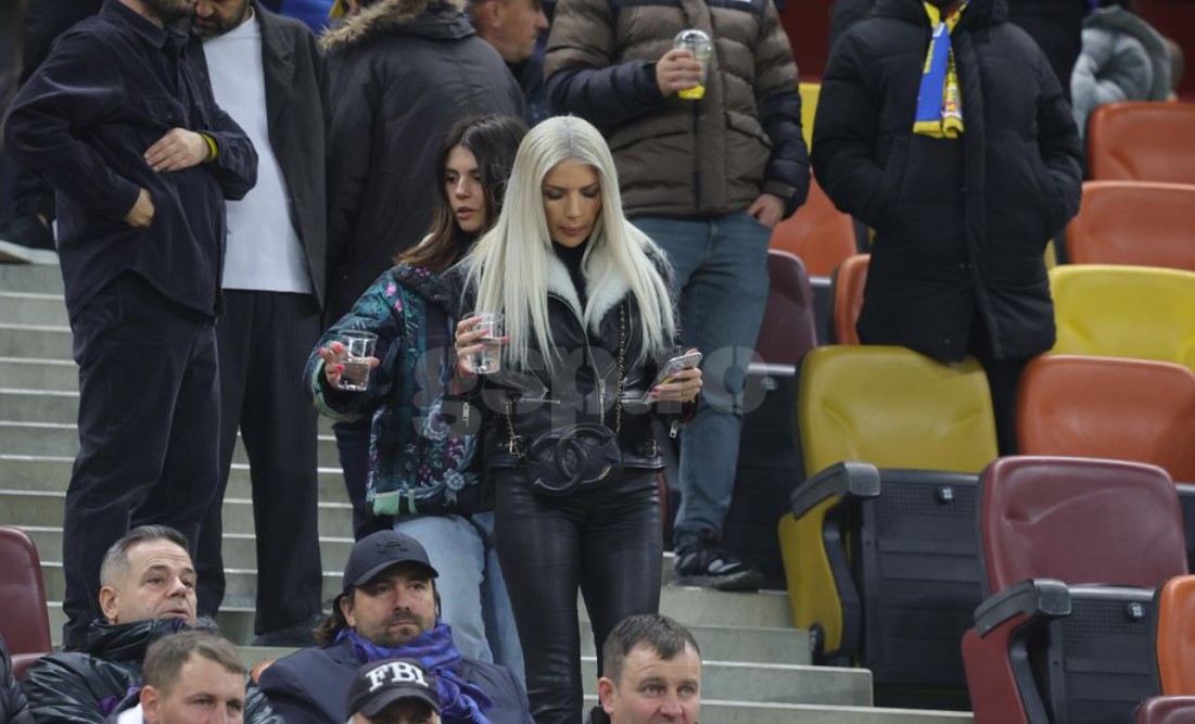 Cum a apărut Laura Vicol în tribune la meciul România - Bosnia. Cât costă geanta cu care a venit pe stadion