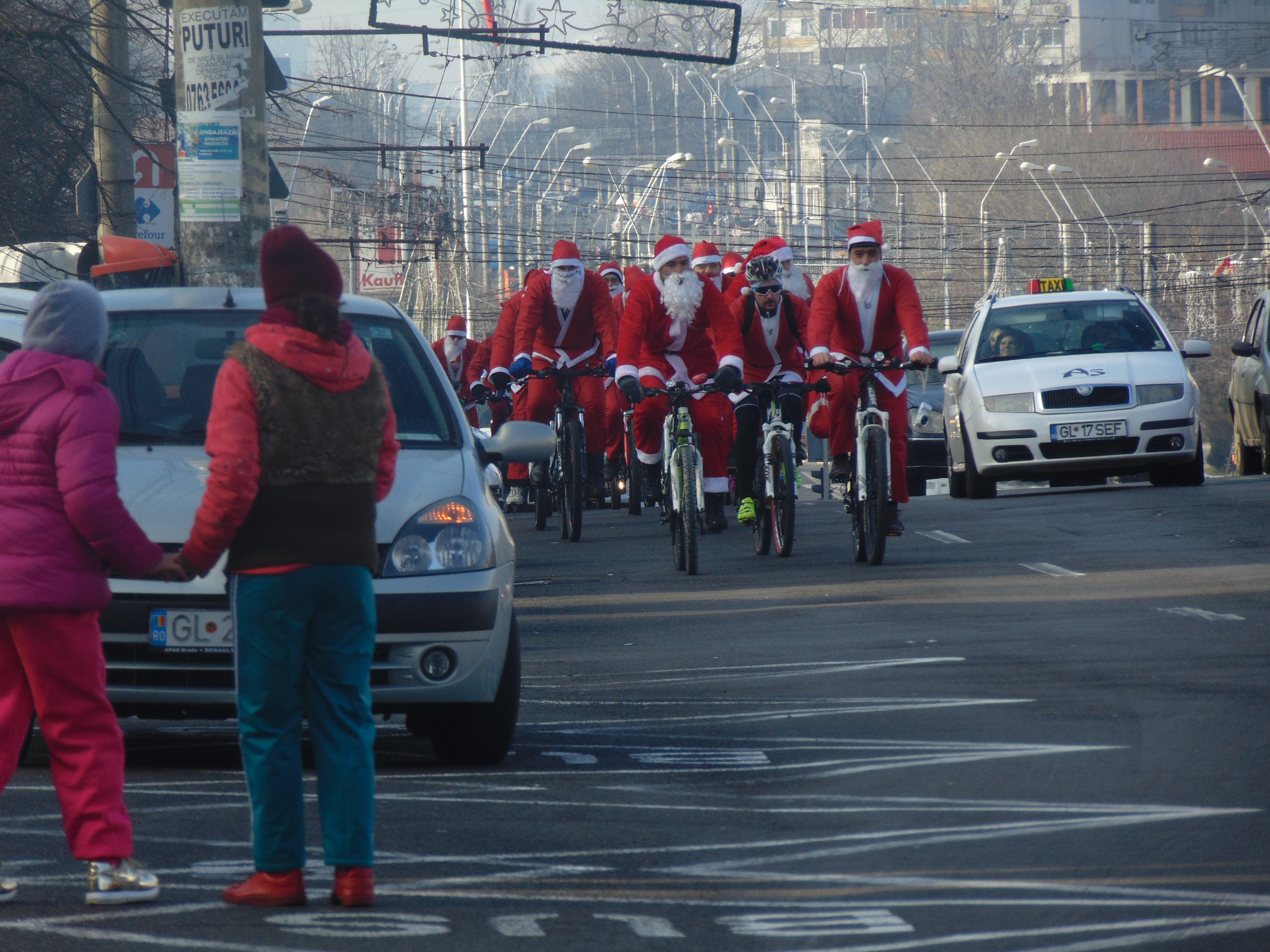 Moș Crăciun a dat sania pe bicicletă și a împărțit dulciuri celor mici. Pe unde se plimbă ciclo-moșii /GALERIE FOTO