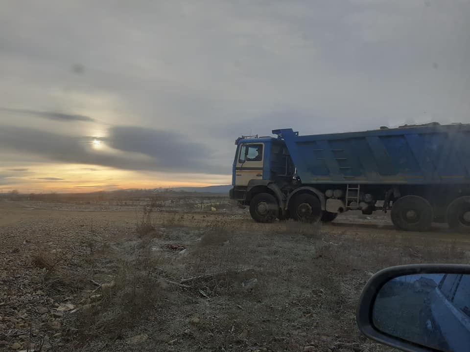 O firmă care a câștigat consolidarea unui pod în Suceava este aceeași care a fost filmată de localnici când ridica balast de sub pod