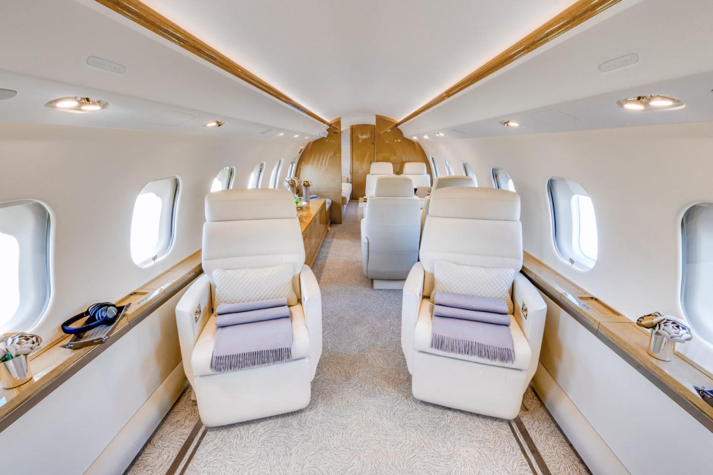 Klaus Iohannis a plecat la Adunarea Generală a ONU din SUA cu un avion privat. Ce dotări are aeronava închiriată - FOTO