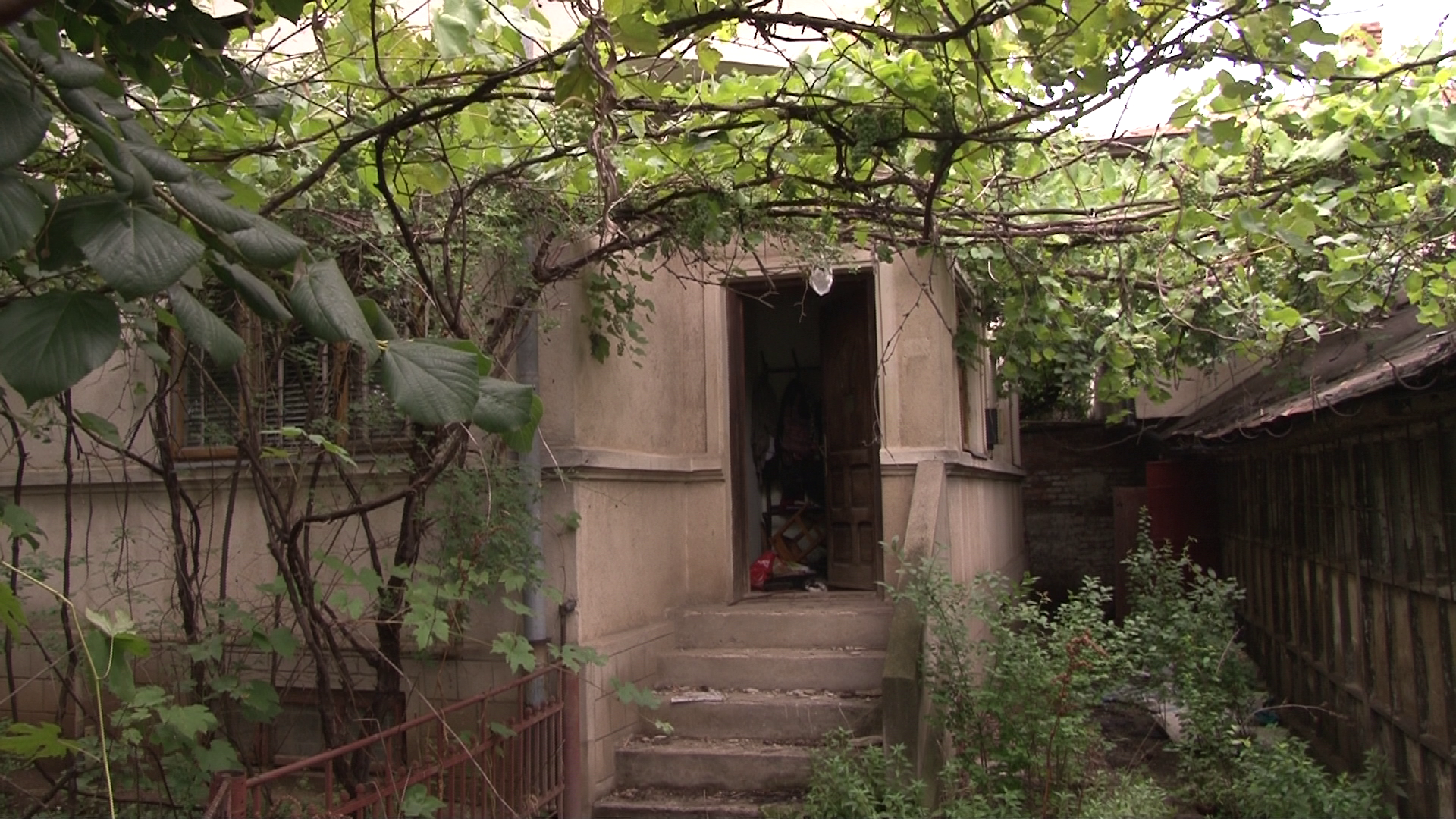 FOTO/ Un hoţ care a vrut să fure dintr-o casă din Ploiești a dat peste cadavrul unei femei moarte de un an. Lângă ea era cadavrul câinelui care o păzise