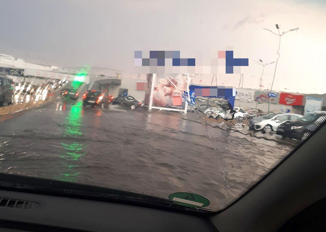 FOTO & VIDEO / Inundații în Timișoara, joi seara, după o ploaie torențială