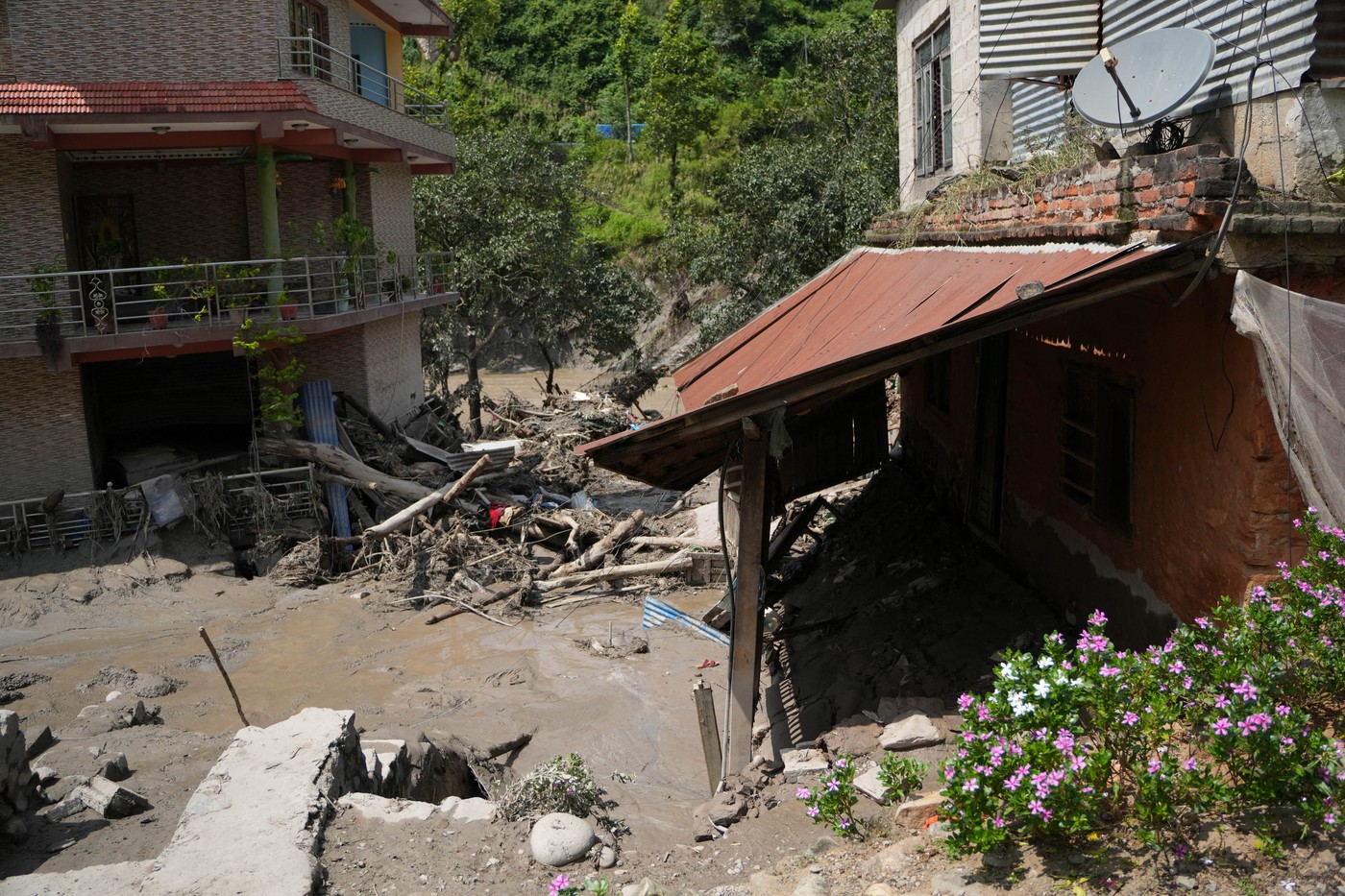 Cel puțin 350 de persoane au murit după viitura devastatoare din Nepal. Sute de oameni sunt încă dați dispăruți