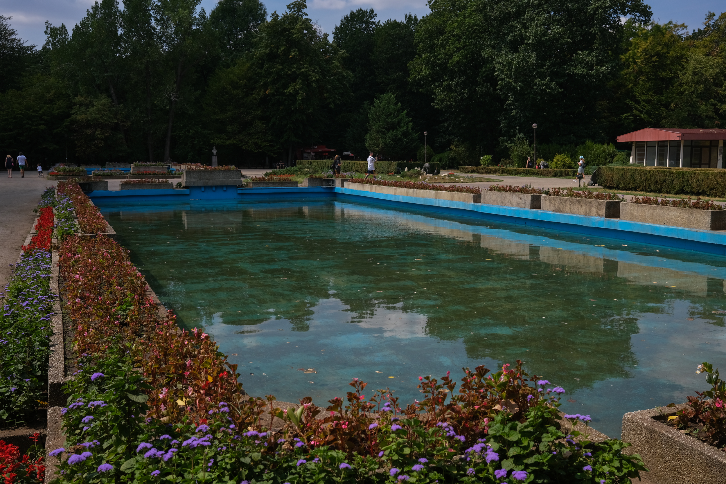 Parcul Herăstrău, degradarea continuă. Bănci rupte, iarbă lipsă, alei crăpate și arteziene fără apă