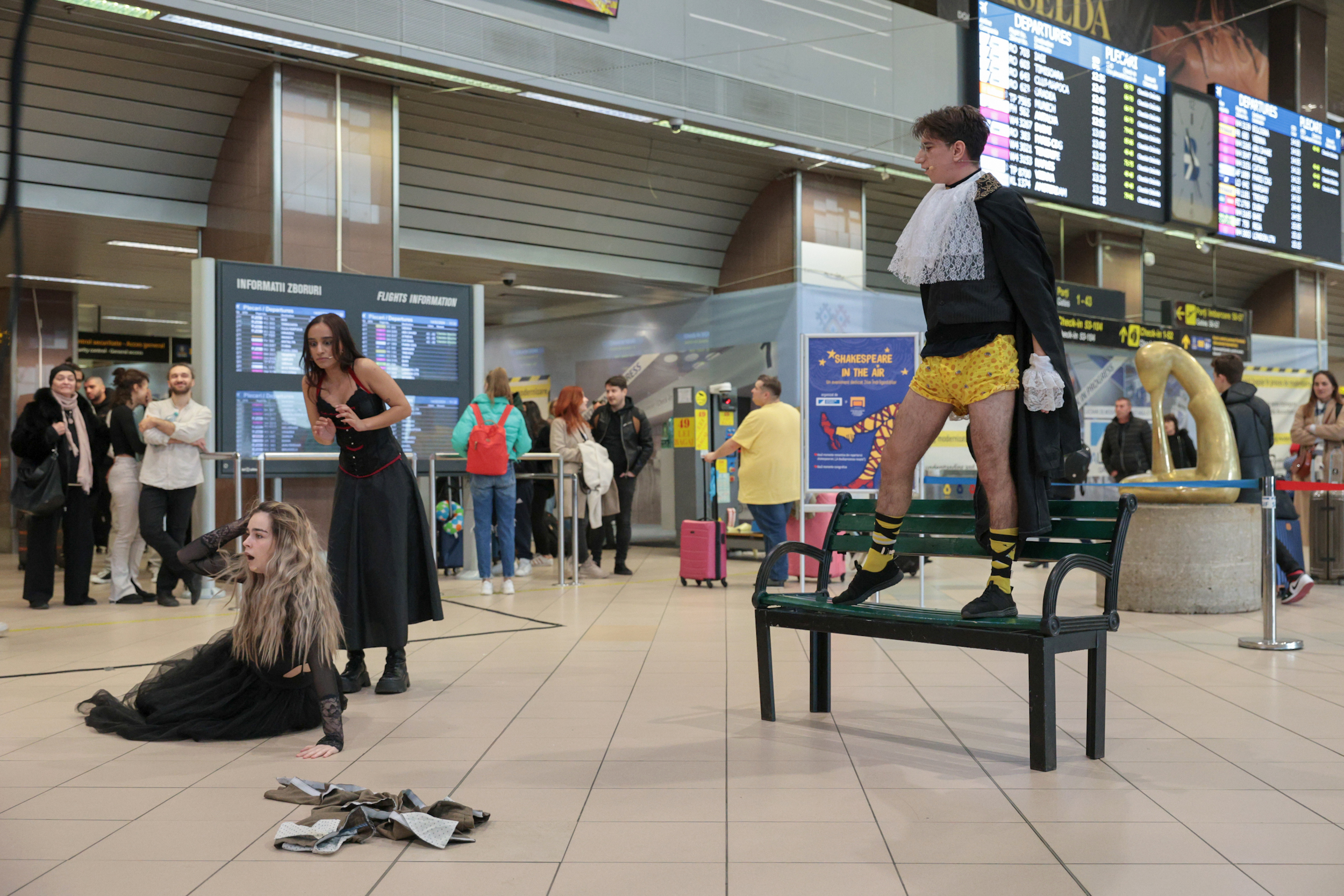 Surpriză pentru călătorii de pe Aeroportul Otopeni, de Valentine’s Day: spectacole din Shakespeare și momente coregrafice