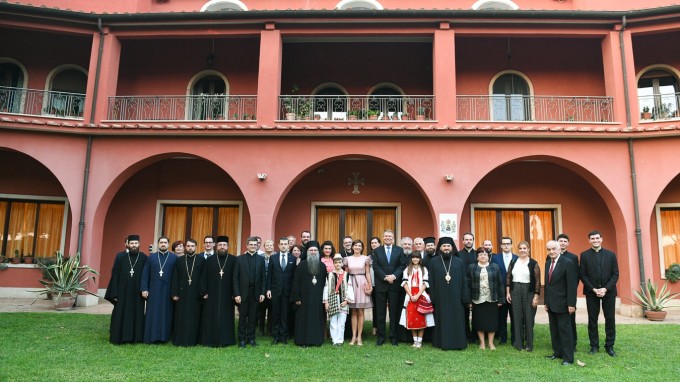FOTO/ Carmen Iohannis, aspru criticată pentru ținuta aleasă pentru vizita la Episcopia Română din Italia. „Când încurci 25 cu 52"