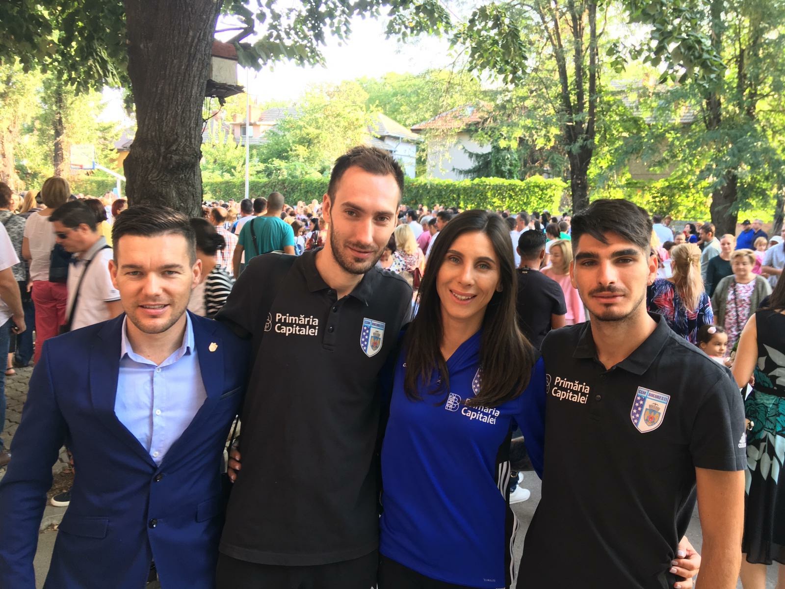 Sportivii de la CSM București au deschis anul școlar. Cristina Neagu, asaltată de copii și de părinți pentru autografe / FOTO