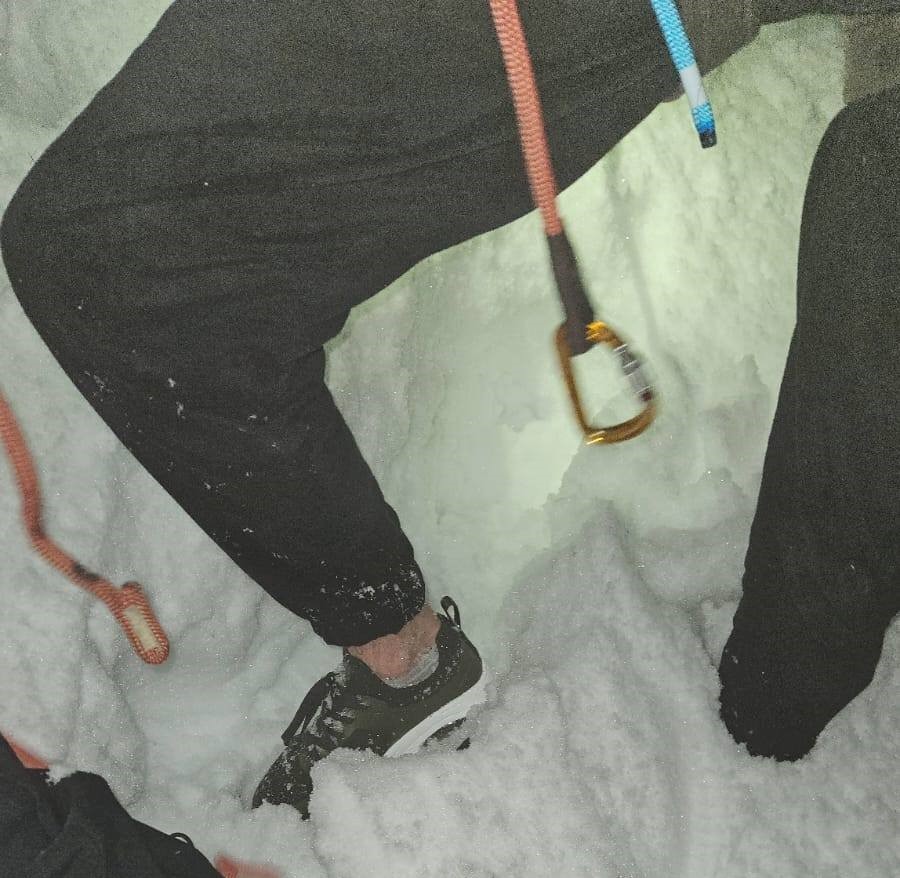 Un turist de 26 de ani cu sneakersi în picioare, găsit pe Jepii Mici, unde rătăcise traseul, în zăpadă: „Un pas greșit și nu mai aveam pe cine salva…”