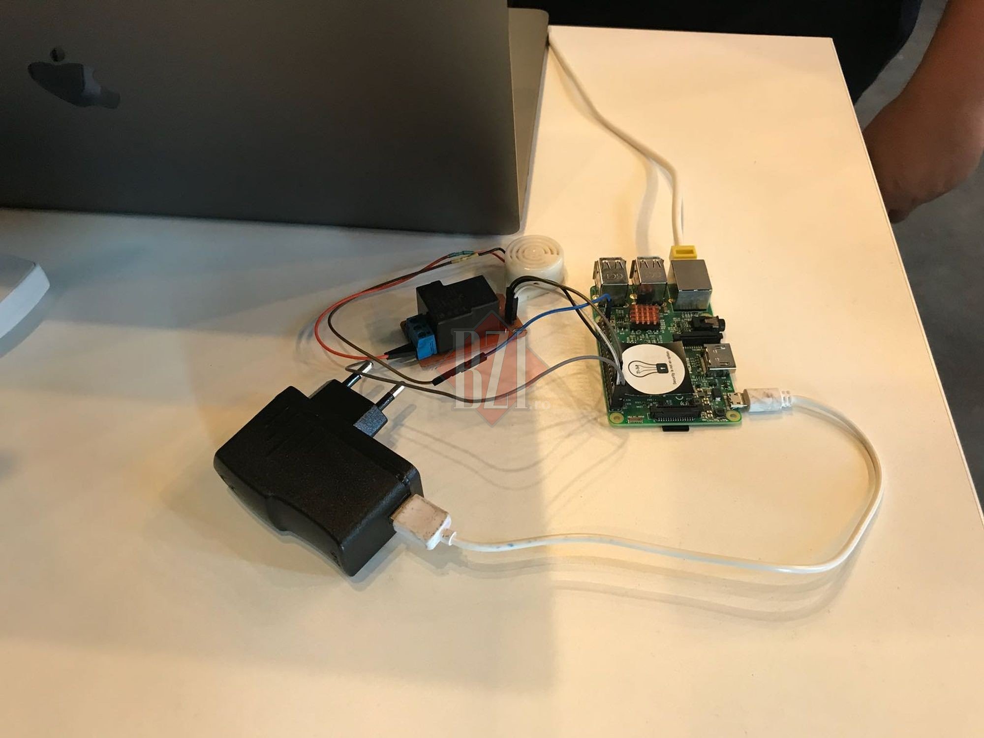 Soneria inteligentă, invenția realizată de doi tineri din Iași. Poate fi programată și controlată de la distanță