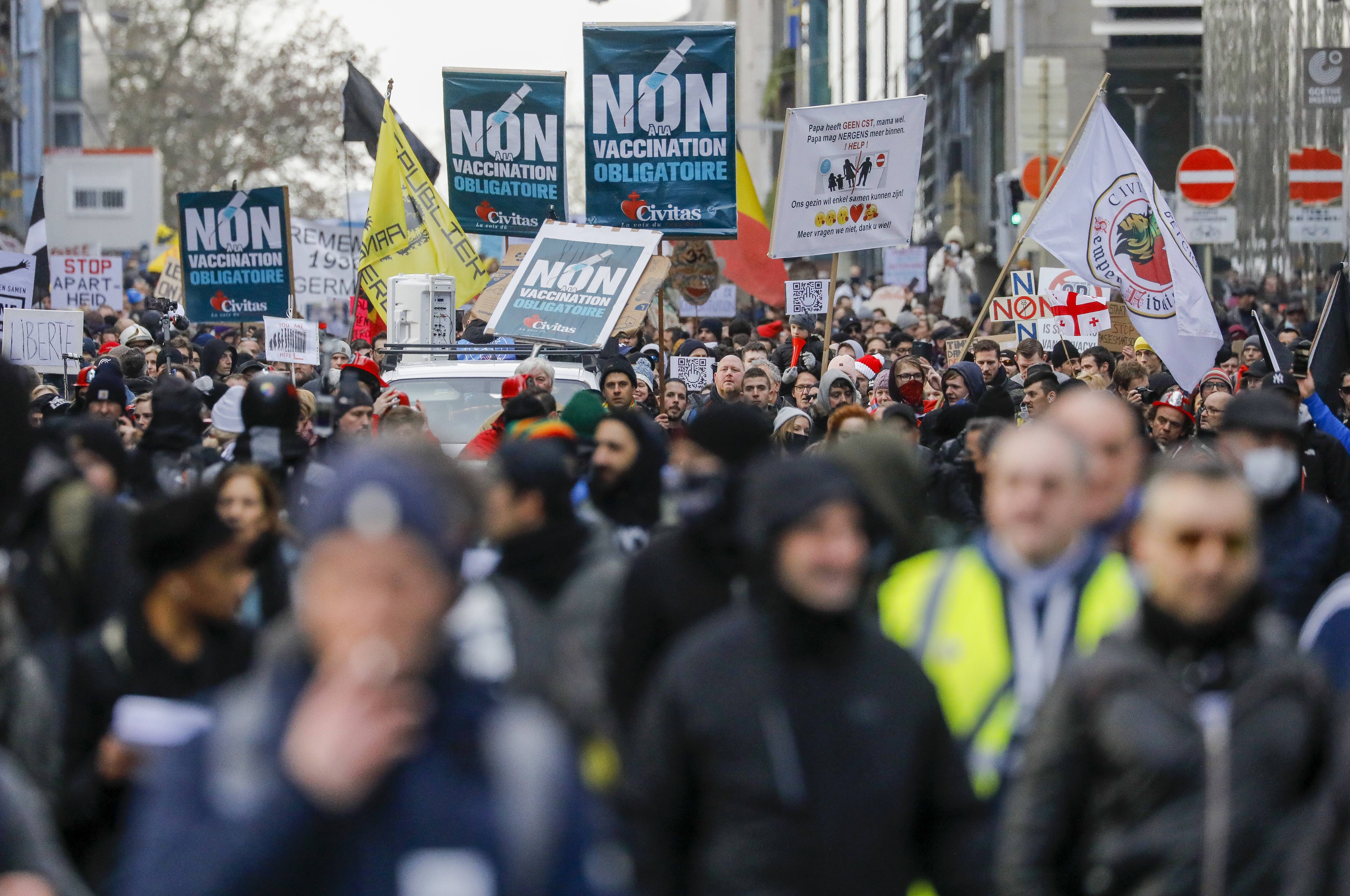 Proteste față de măsurile anti-COVID la Bruxelles. Manifestanții acuză că restricțiile „duc la polarizarea societății”