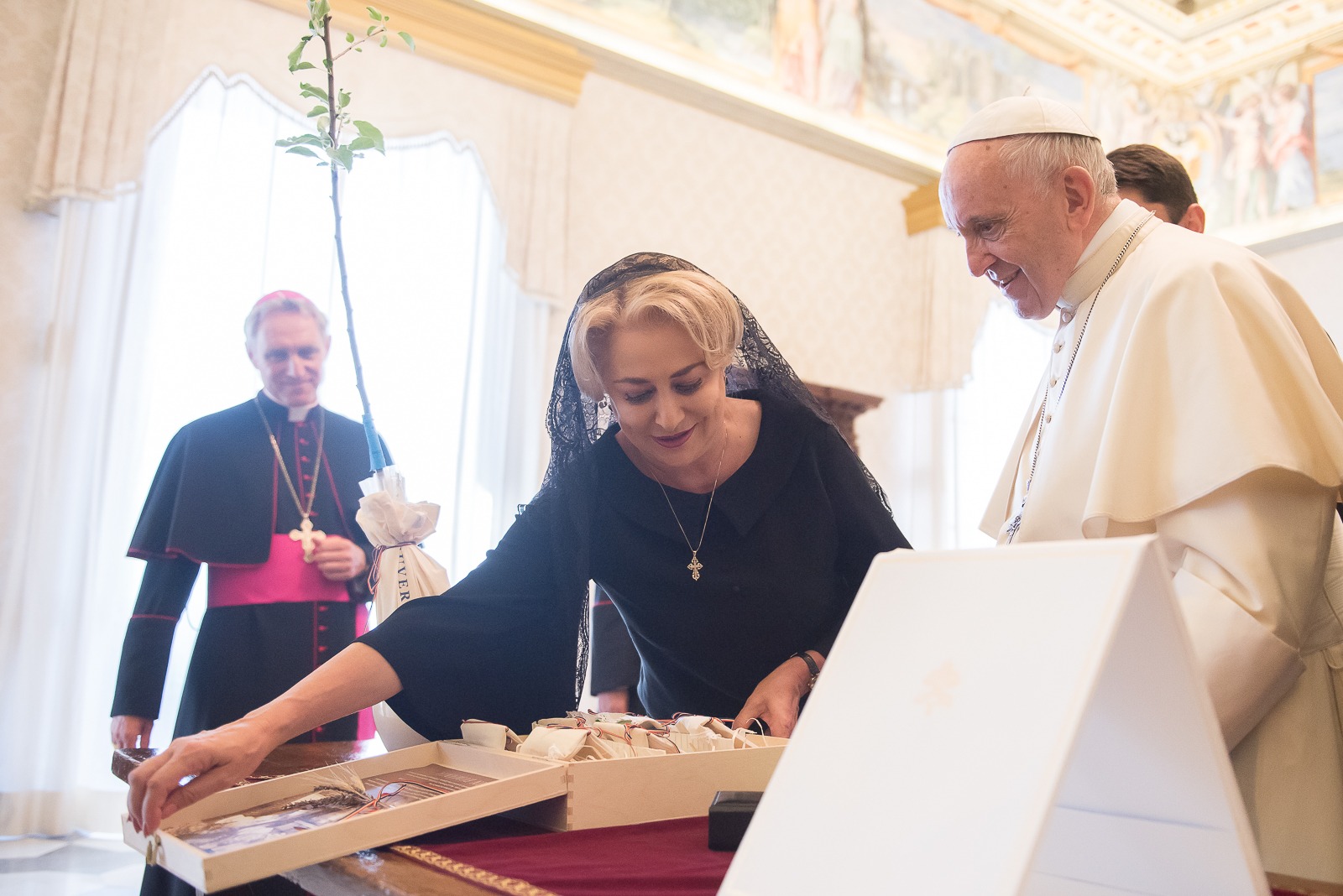 Premierul Viorica Dăncilă, în vizită la Vatican; Suveranul Pontif ar putea veni în România (VIDEO FĂRĂ SUNET)