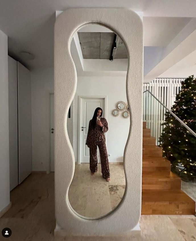 Imagini cu casa în care Antonia locuiește alături de Alex Velea. Vila cuplului arată ca-n filme