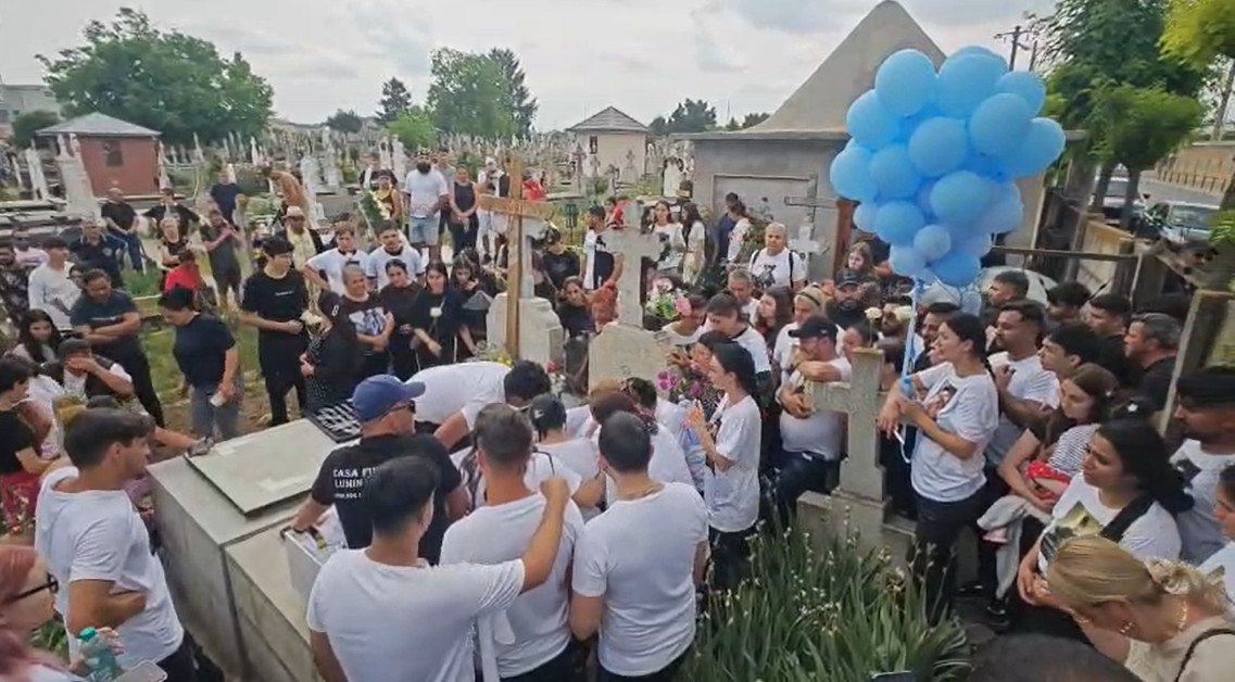 Mama copilului-erou din Chitila nu a venit la înmormântare. Nici fata salvată de la înec, nici aparținătorii celor transplantați. Nici vreun reprezentant al statului