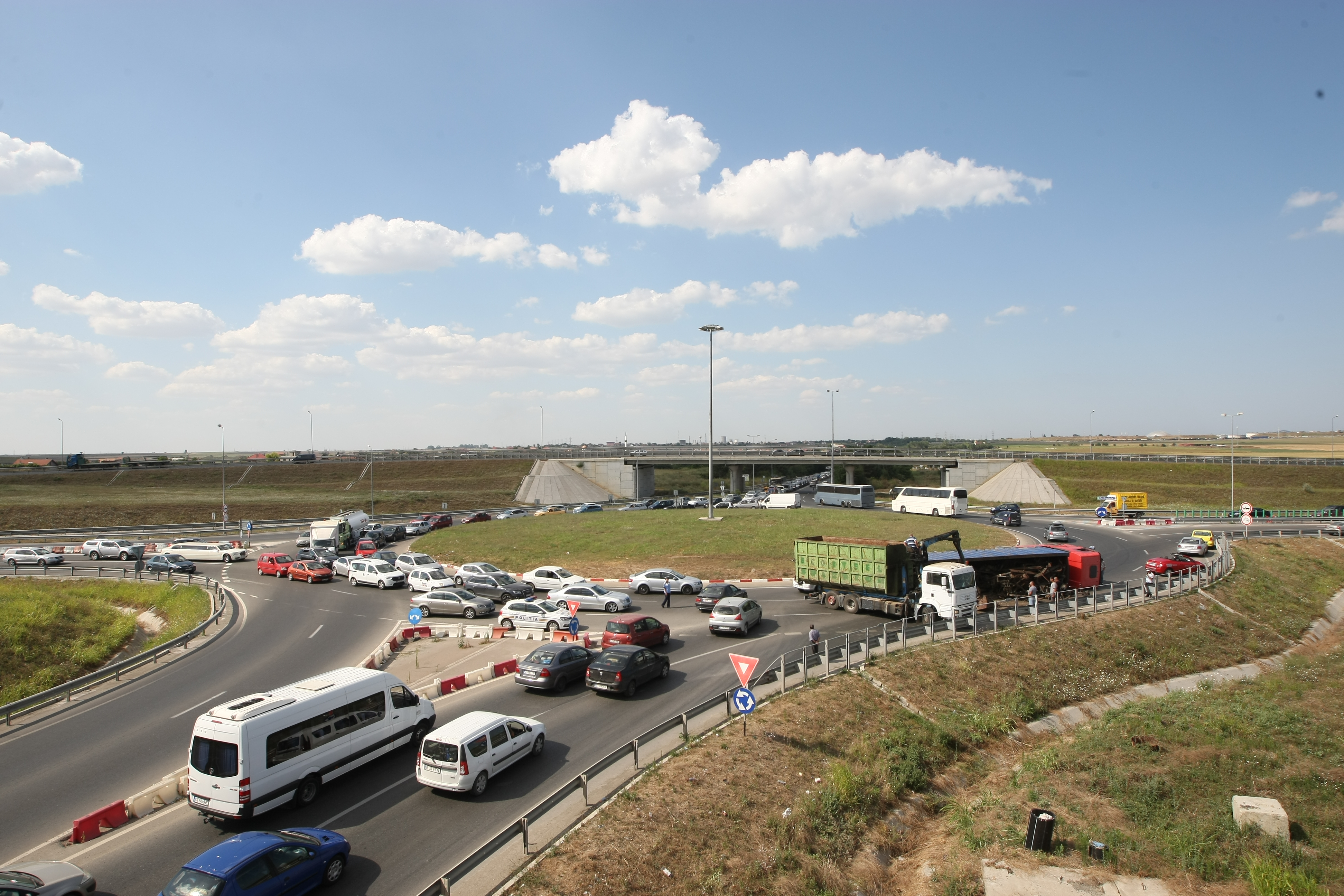 Haos pe Podul Agigea, după ce un TIR s-a răsturnat pe șosea