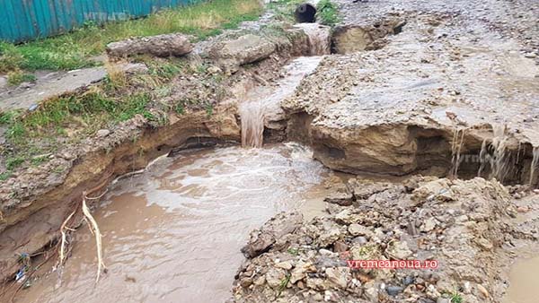 Inundații în Pogana, județul Vaslui. Locuințe și drumuri, acoperite de apă