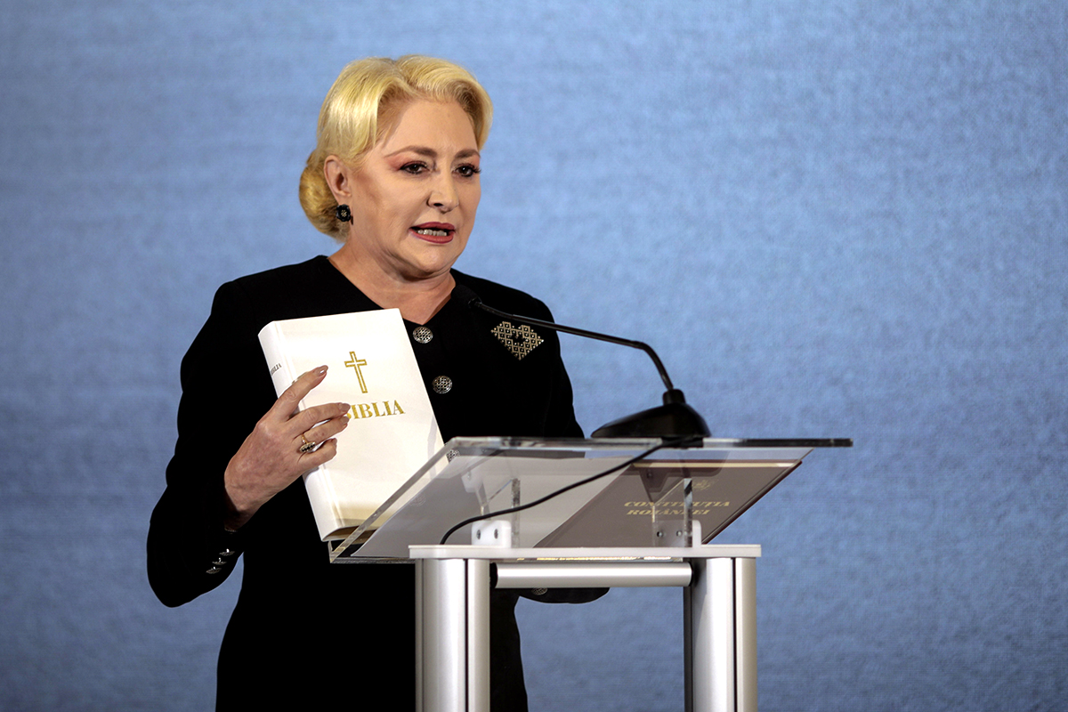 Viorica Dăncilă, la ultimul mesaj înaintea alegerilor prezidențiale. I-a adus trei daruri lui Klaus Iohannis