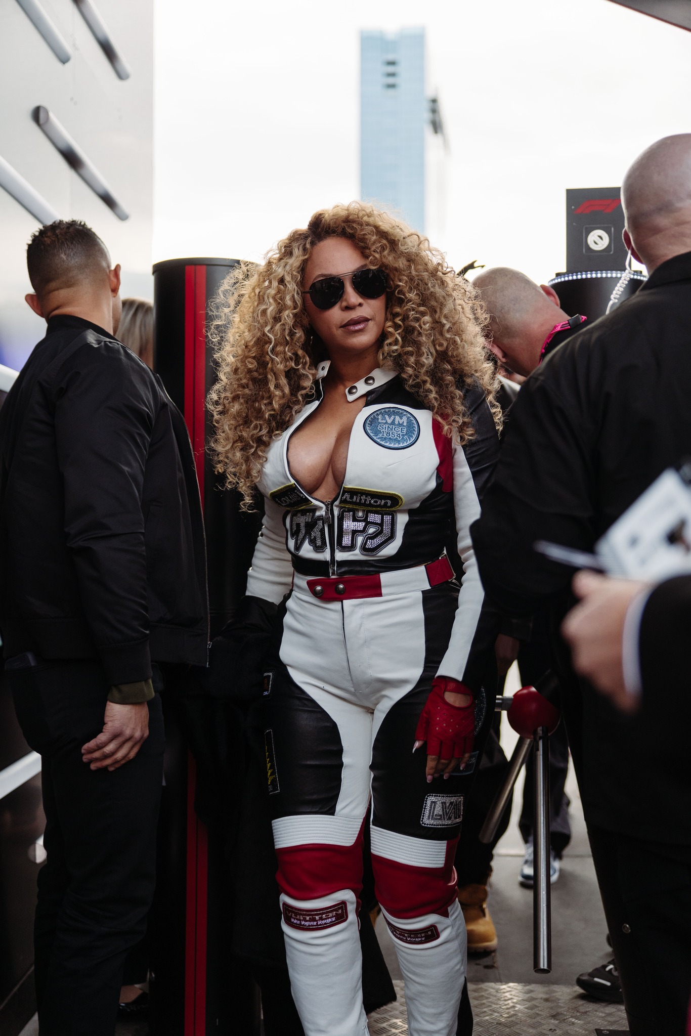 Beyoncé, apariție spectaculoasă la evenimentul de Formula 1, din Las Vegas. Artista a atras toate privirile cu decolteul generos