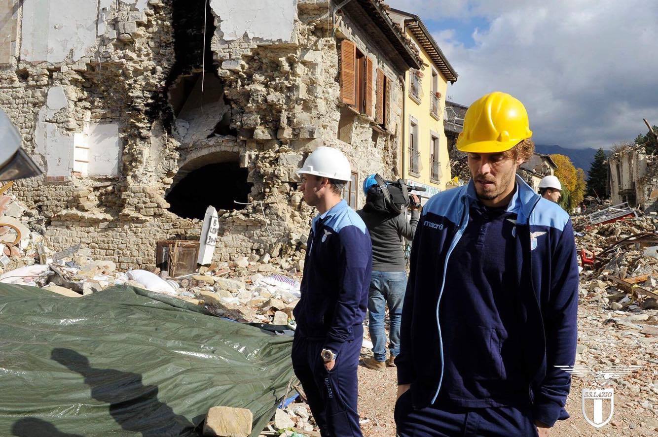 Ștefan Radu și colegii de la Lazio au mers să vadă dezastrul de la Amatrice. Patronul Lotito a copilărit acolo | GALERIE FOTO