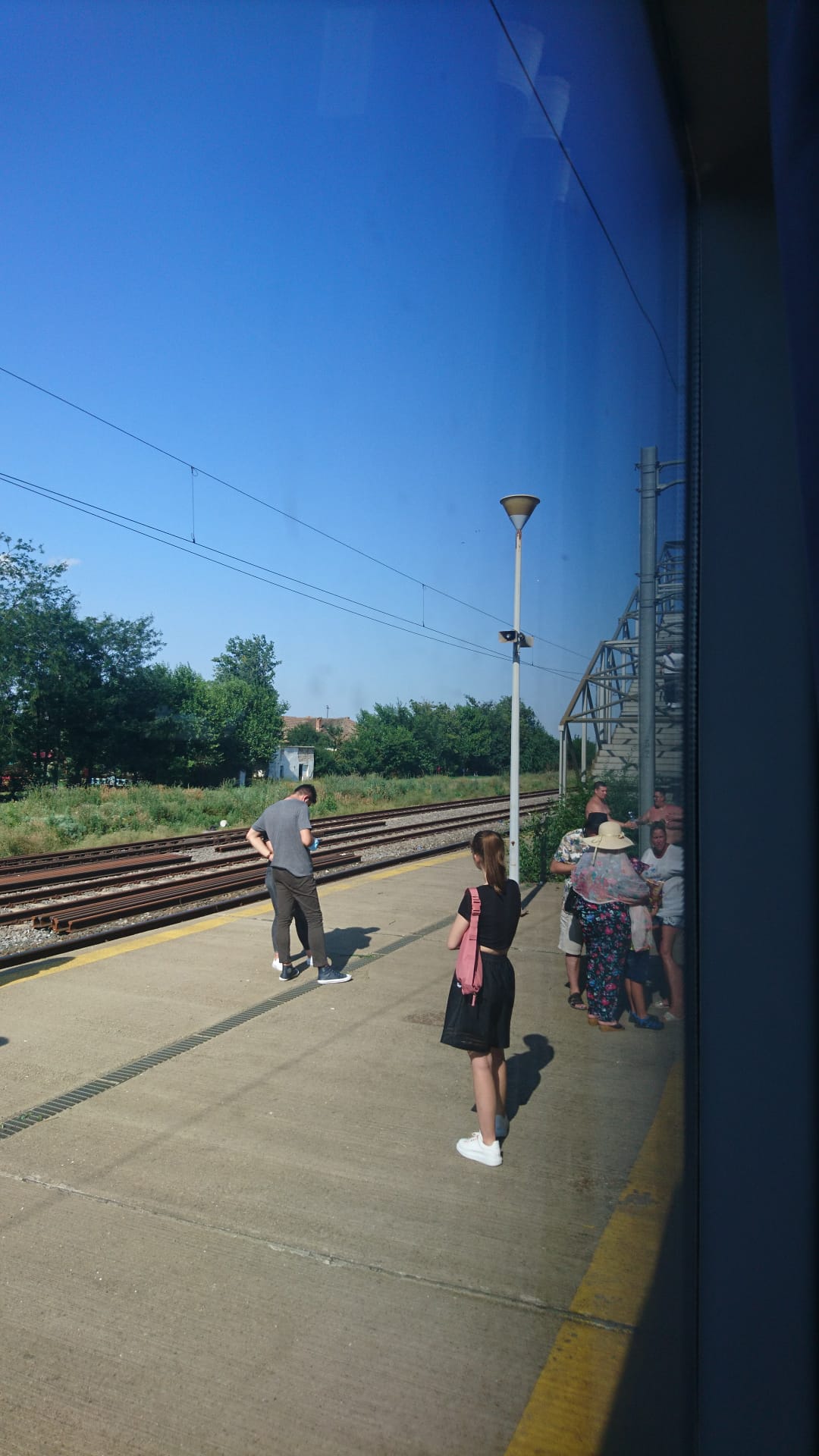 Zeci de călători, blocați la aproape 40 de grade în trenul cu care se întorceau de la mare. „Nu a mers aerul”