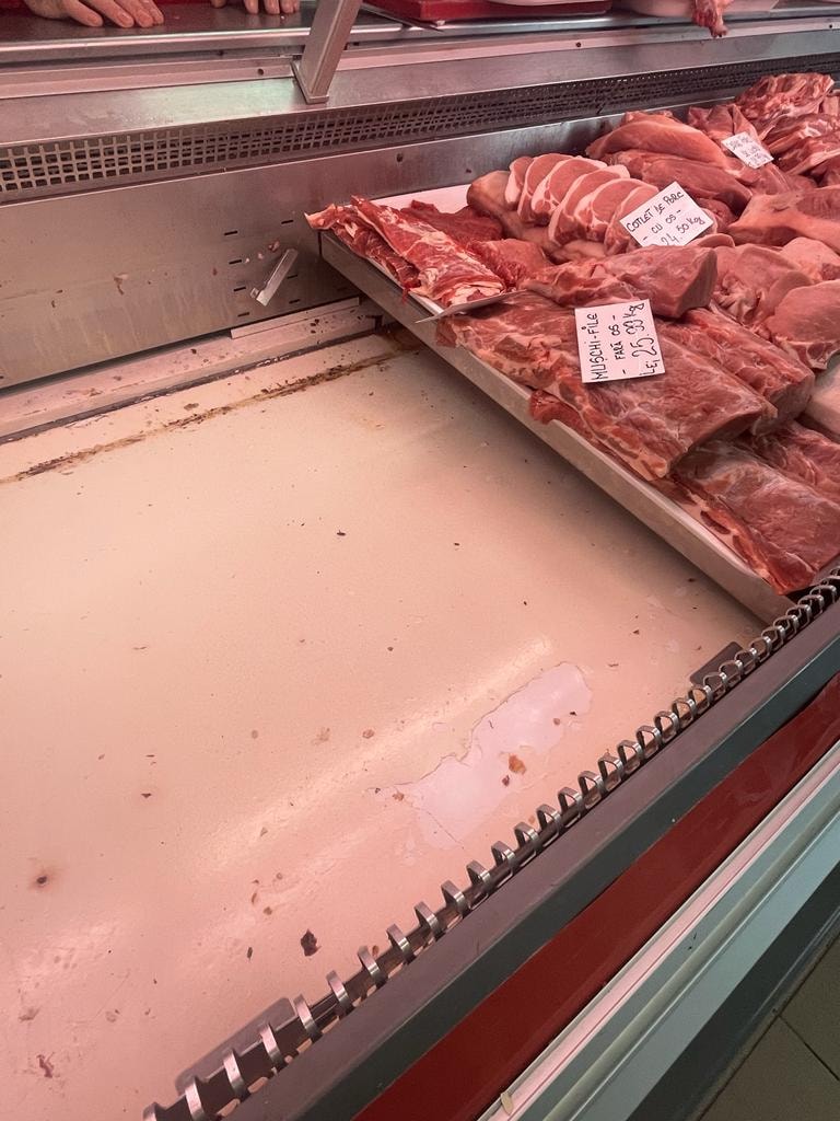 Piața Berceni și magazinul Mega Image din Piața Reșița, închise pentru 6 luni de ANPC. Mucegai, gândaci și rugină, printre neregulile descoperite