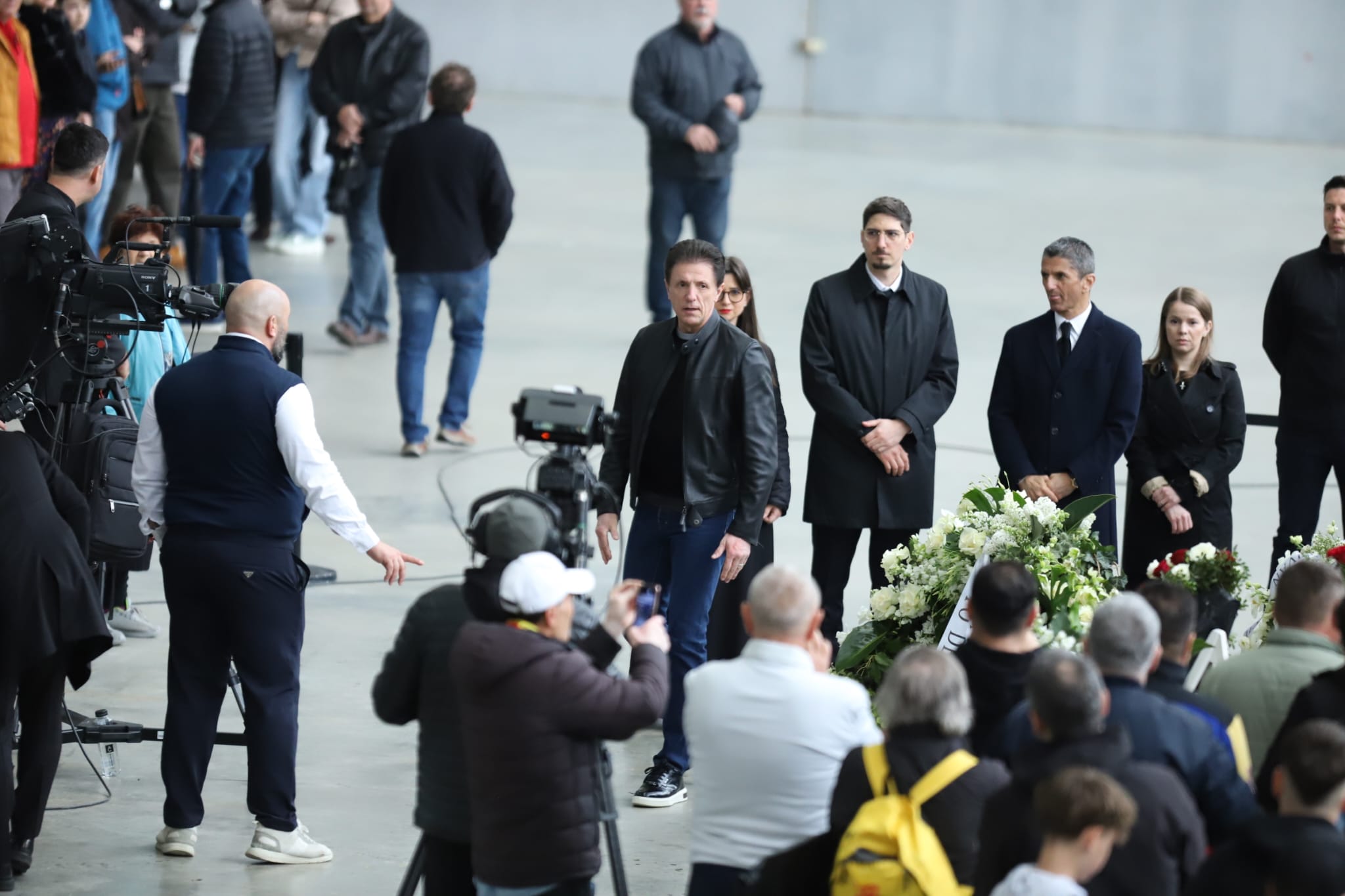 Livetext Mii de români își iau adio de la Mircea Lucescu la Arena Națională înainte de funeraliile cu onoruri militare / „Leucemia i-a provocat și grăbit sfârșitul”
