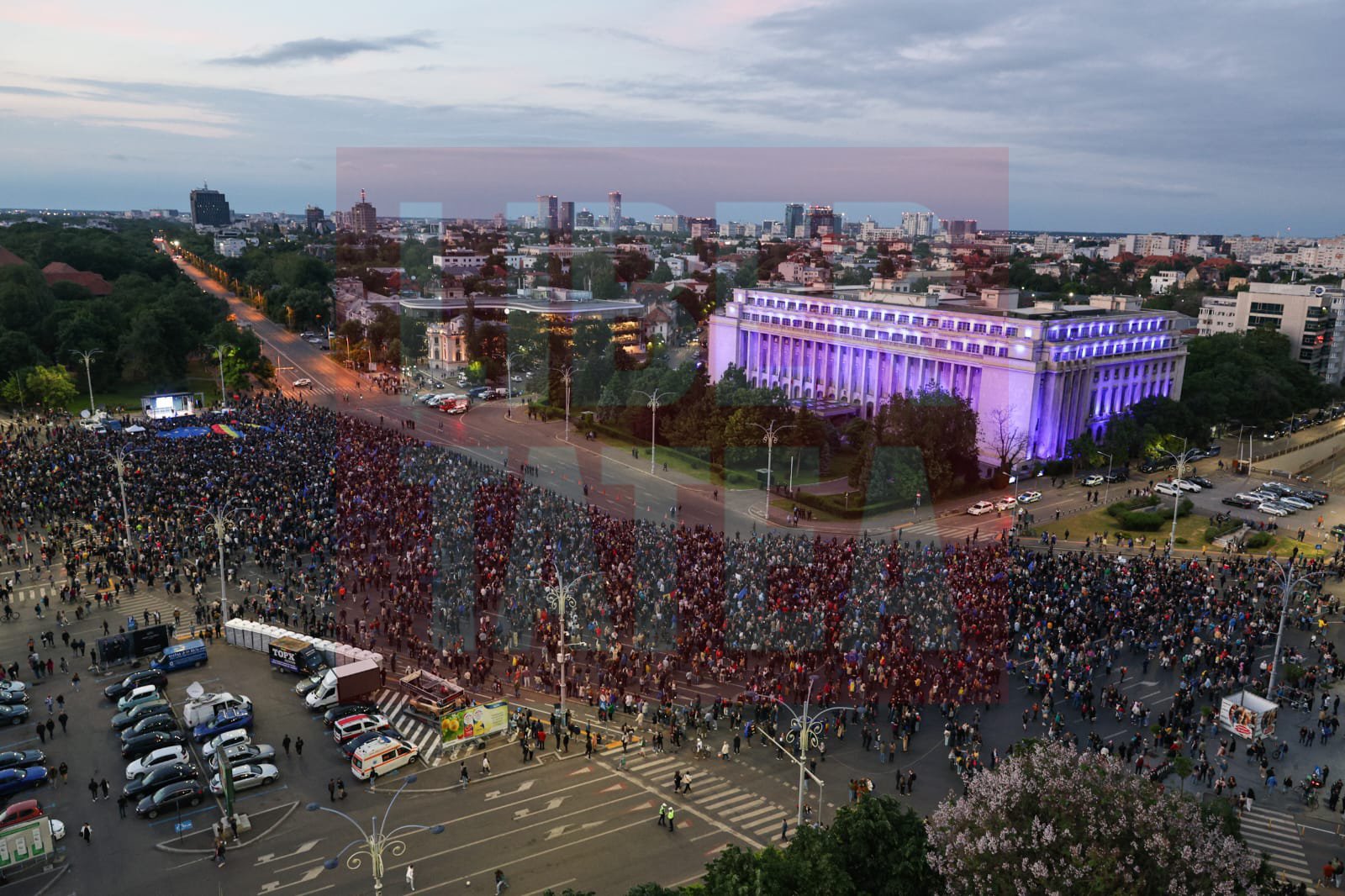 Miting pro Europa în București de Ziua Europei pentru susținerea apartenenţei la UE. Lumea a cântat „Imnul golanilor” și „Insieme”. Câți oameni au fost