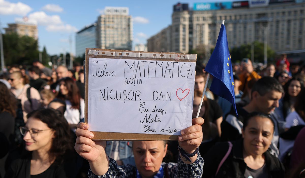 Mii de oameni în Piața Victoriei la mitingul „România în lumină”, organizat de Nicușor Dan. Jandarmeria a sesizat AEP pentru „propagandă electorală” | VIDEO