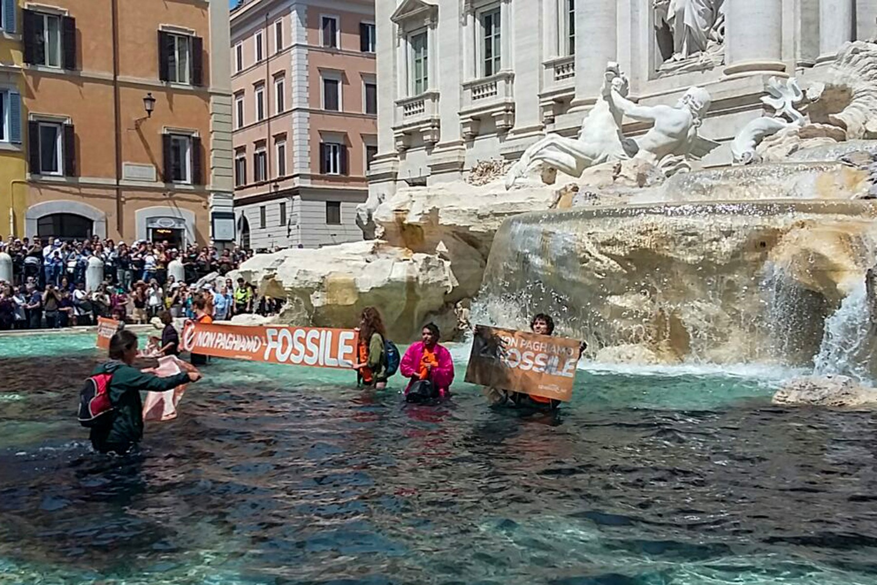 Activiștii de mediu au înnegrit apa din Fontana di Trevi. „Țara noastră este pe moarte”