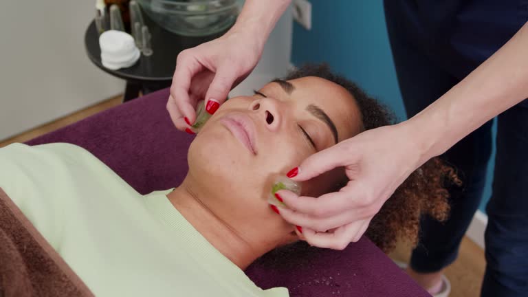 5 benefits of ice therapy for a fresh, glowing face