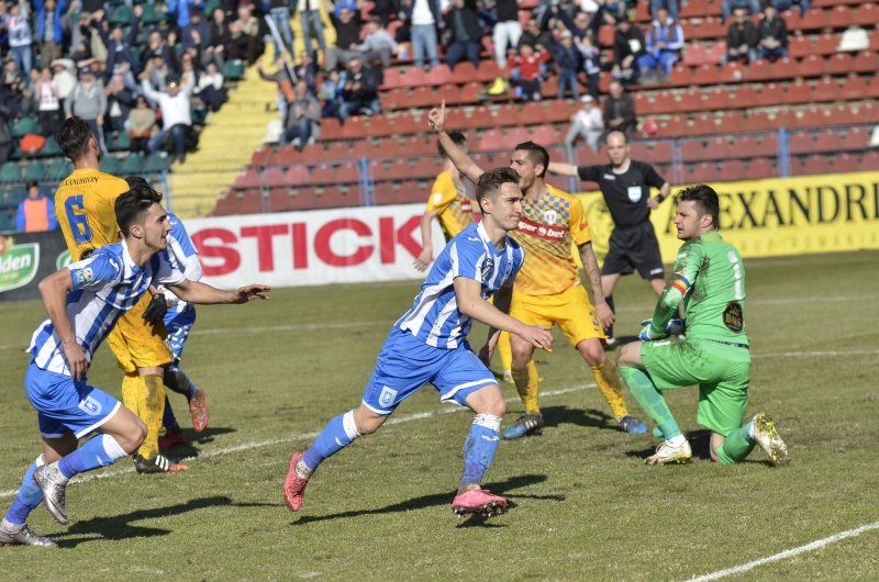 Liga I: CS U Craiova - Petrolul 2-0. Vătăjelu a deschis scorul, după ce tot el ratase un penalty, Nuno Rocha a închis tabela. Oltenii, în ”10” din min. 57! / VIDEO