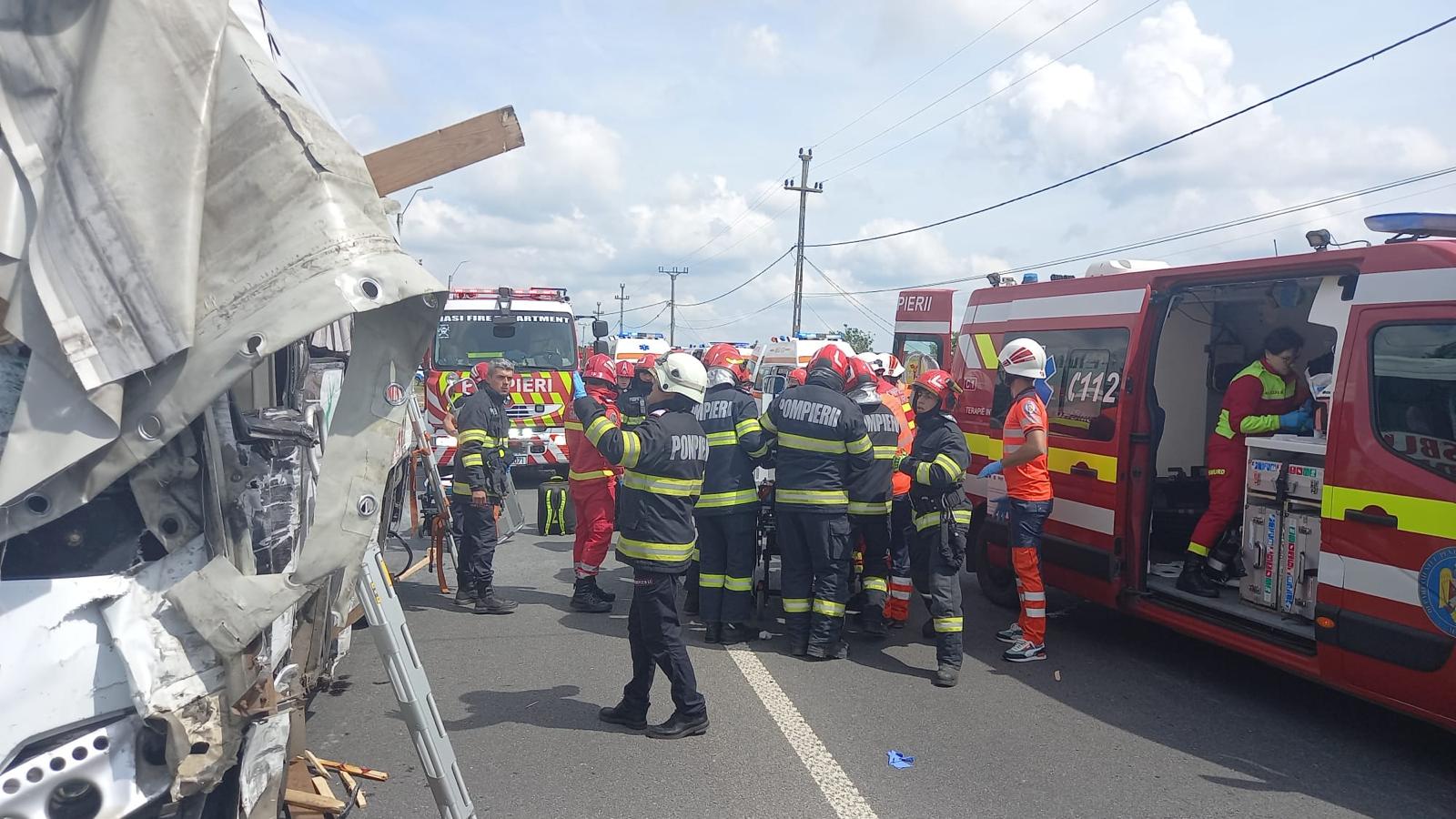 Un camion s-a izbit de un autocar cu 28 de pasageri, la Lețcani, Iași. Șapte oameni sunt în stare gravă la spital. Plan roșu de intervenție