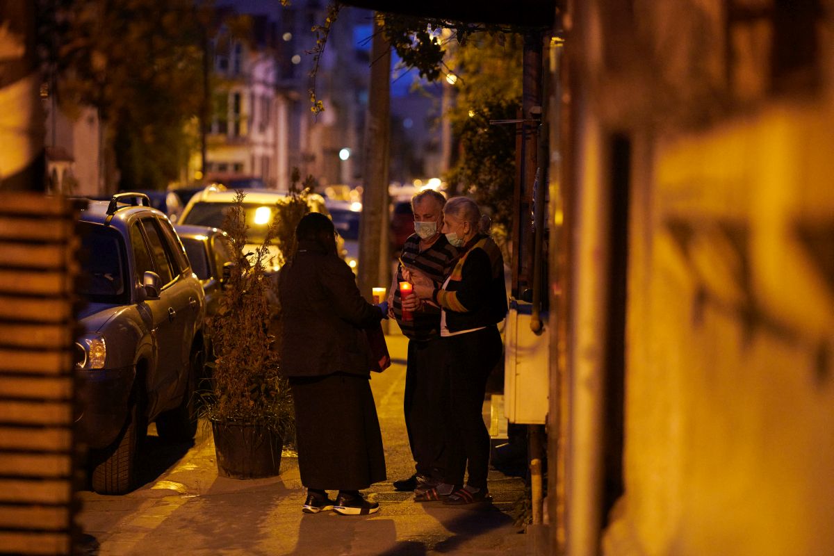 VIDEO | Voluntarii au împărțit Lumina Sfântă credincioșilor pe străzi