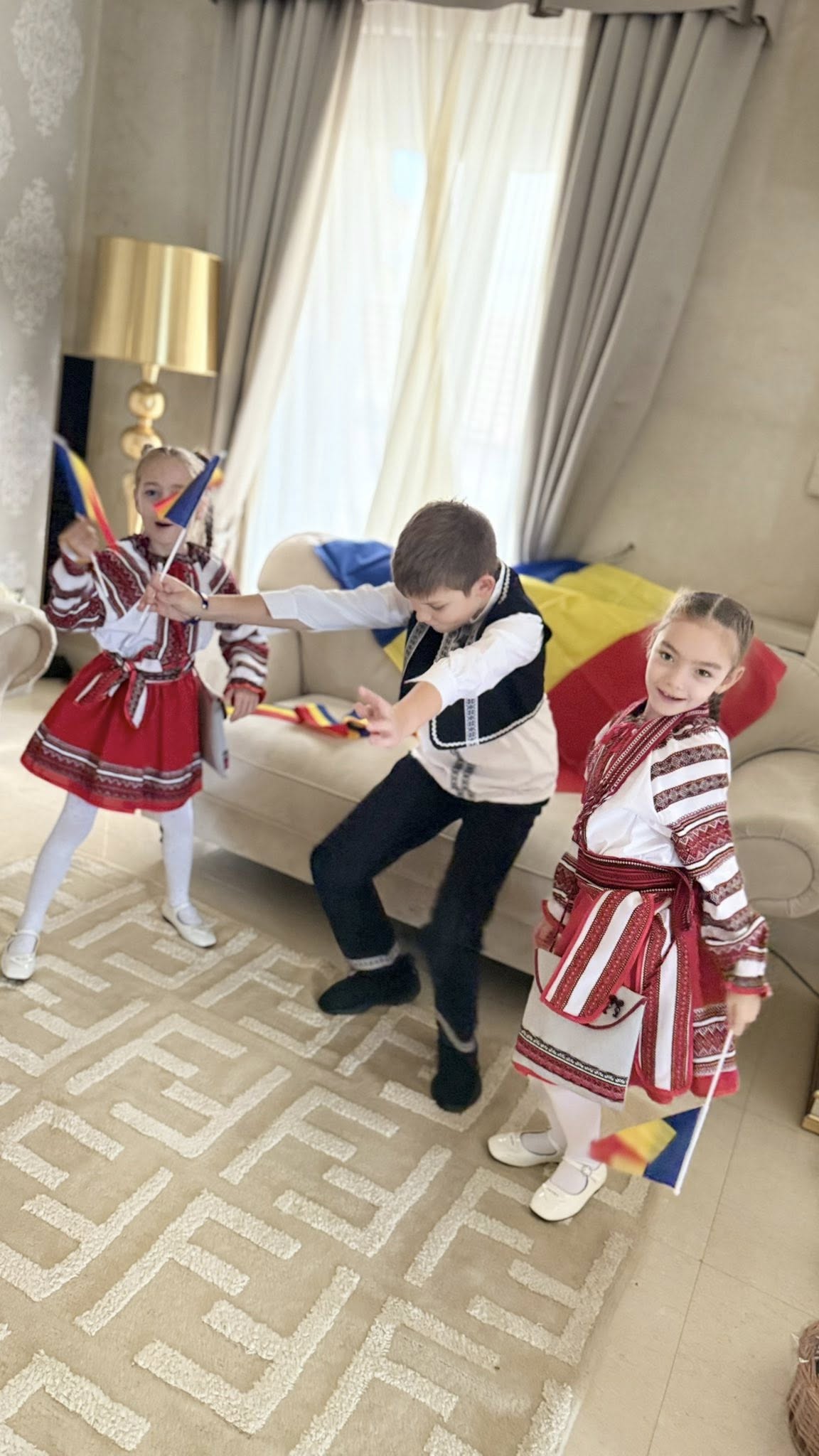 Copiii lui Cristi Borcea și ai Valentinei Pelinel, apariție inedită de Ziua Națională a României. Milan și gemenele poartă costume populare
