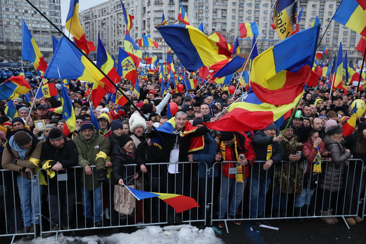 Străzi închise de poliție în ultima clipă în București, în timpul mitingului anunțat de AUR pe 1 martie