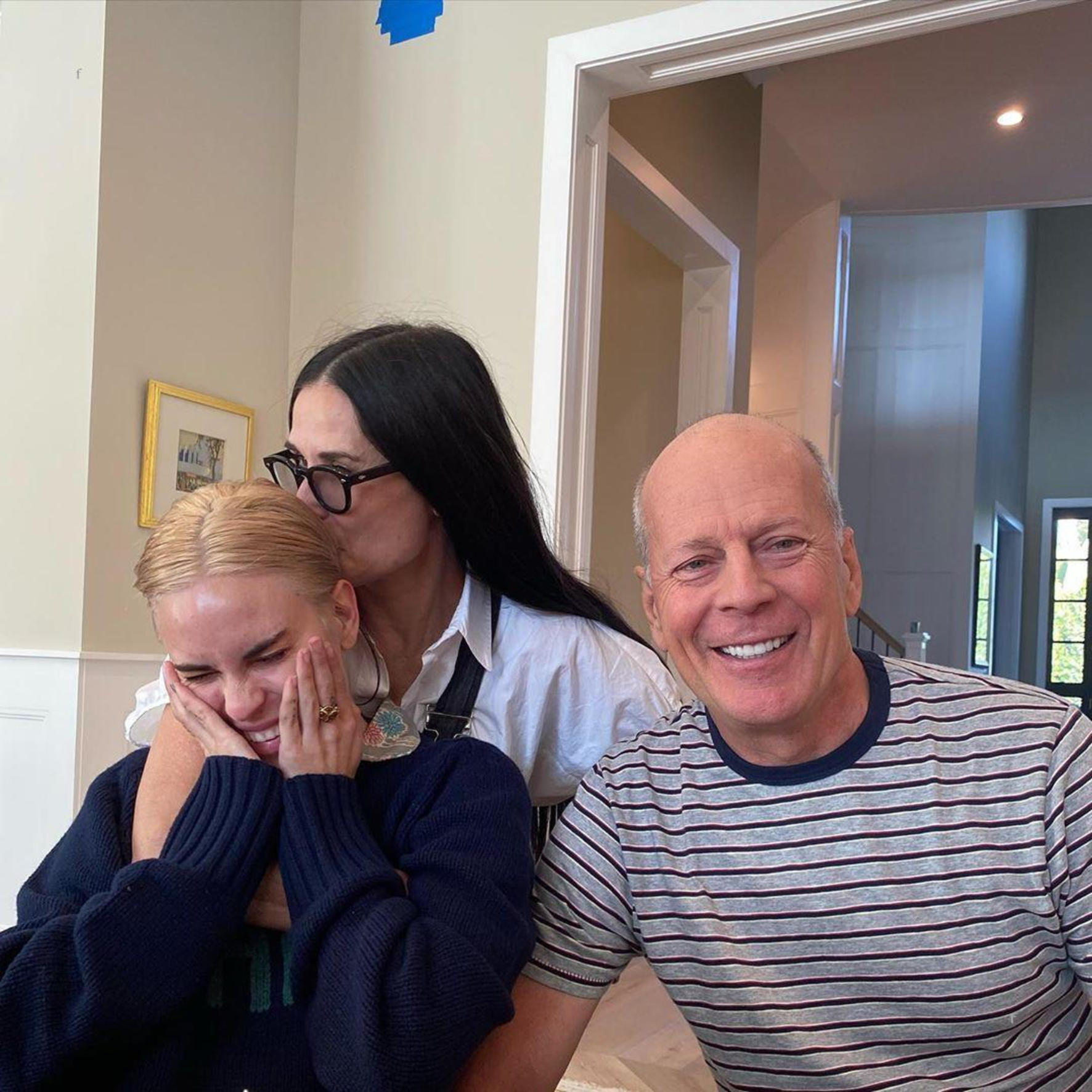 Demi Moore, noi dezvăluiri emoționante despre lupta lui Bruce Willis cu demența. Actrița e alături de fostul ei soț: „Asta faci pentru oamenii pe care îi iubești”