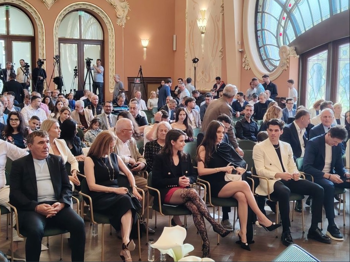 Apariția lui Ianis Hagi alături de soția însărcinată. Elena Tănase a atras privirile îmbrăcată într-o rochie scurtă asortată cu pantofi de 1.000 de euro