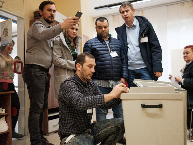 O secție de votare din Germania se află în cabinetul unui medic român! În locul paturilor și al echipamentului medical sunt cabinele de vot