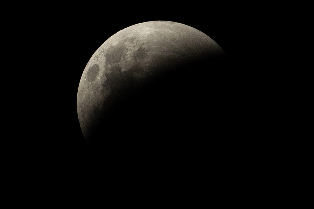Prima SuperLună din 2022, una extrem de rară, numită „sângerie”, văzută în timpul eclipsei totale de noaptea trecută