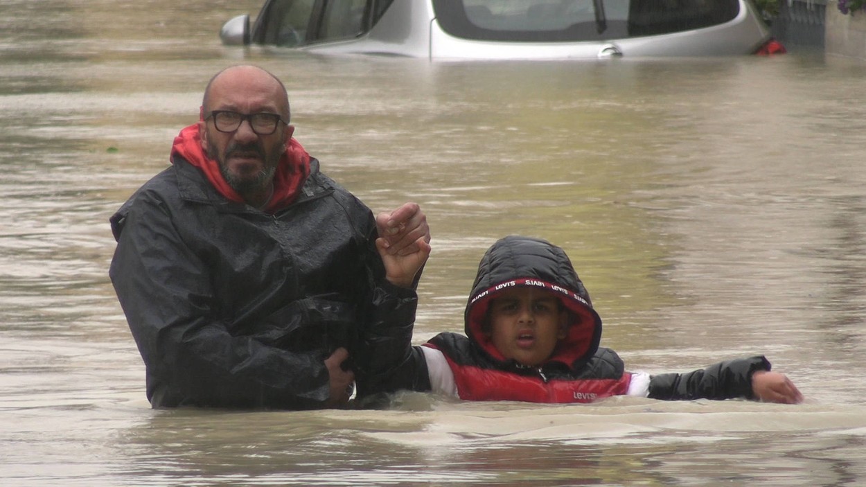 „Ceva nemaiîntâlnit în acest secol. Trebuie să ne pregătim, aceasta este criza climatică”. Italia caută o explicație pentru inundațiile catastrofale