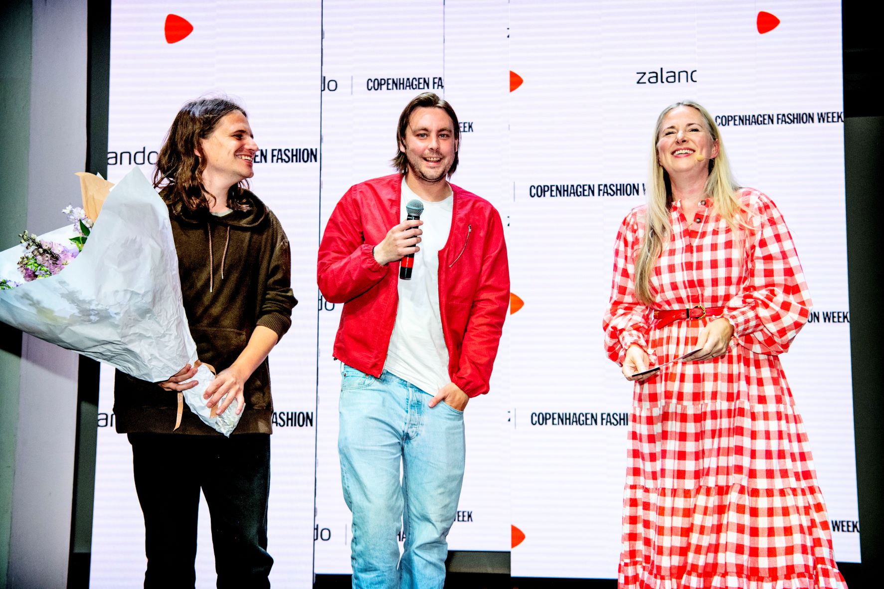Arnar Mar Jonsson és Luke Stevens, a RANRA márka alapítói átvehették a Zalando Fenntarthatósági díját így a következő szezonban már a Zalando-n meg is vásárolhatod az innovatív, környezettudatos márka most bemutatott darabjait, amiket utána örökké hordhatsz, még a gyerekednek is továbbadhatod