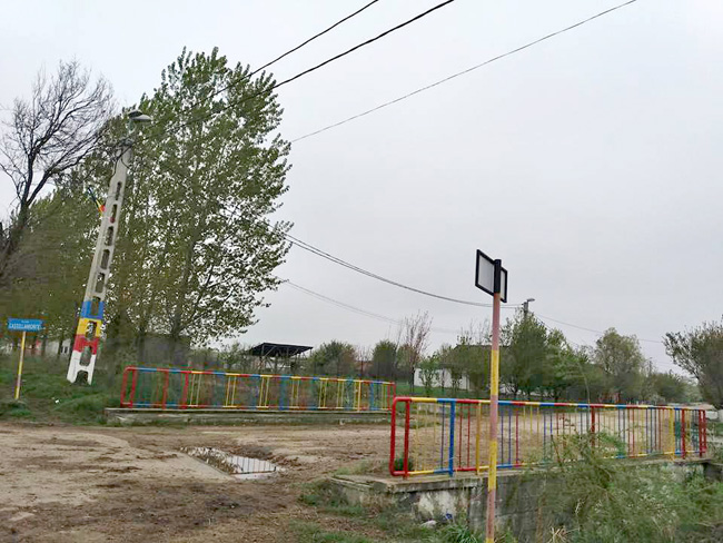 Rast, comuna din Dolj unde tricolorul e vopsit pe toți stâlpii. Urbea se pregătește de sărbătoare