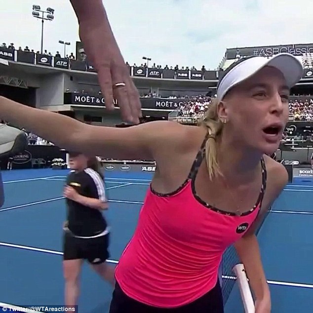 Jelena Ostapenko e nebună! Cine a făcut această acuzație ! ”A aruncat cu racheta în direcția unui copil de mingi”. ”Bitch fight” în 2016! A lovit-o și pe Simona / FOTO&VIDEO