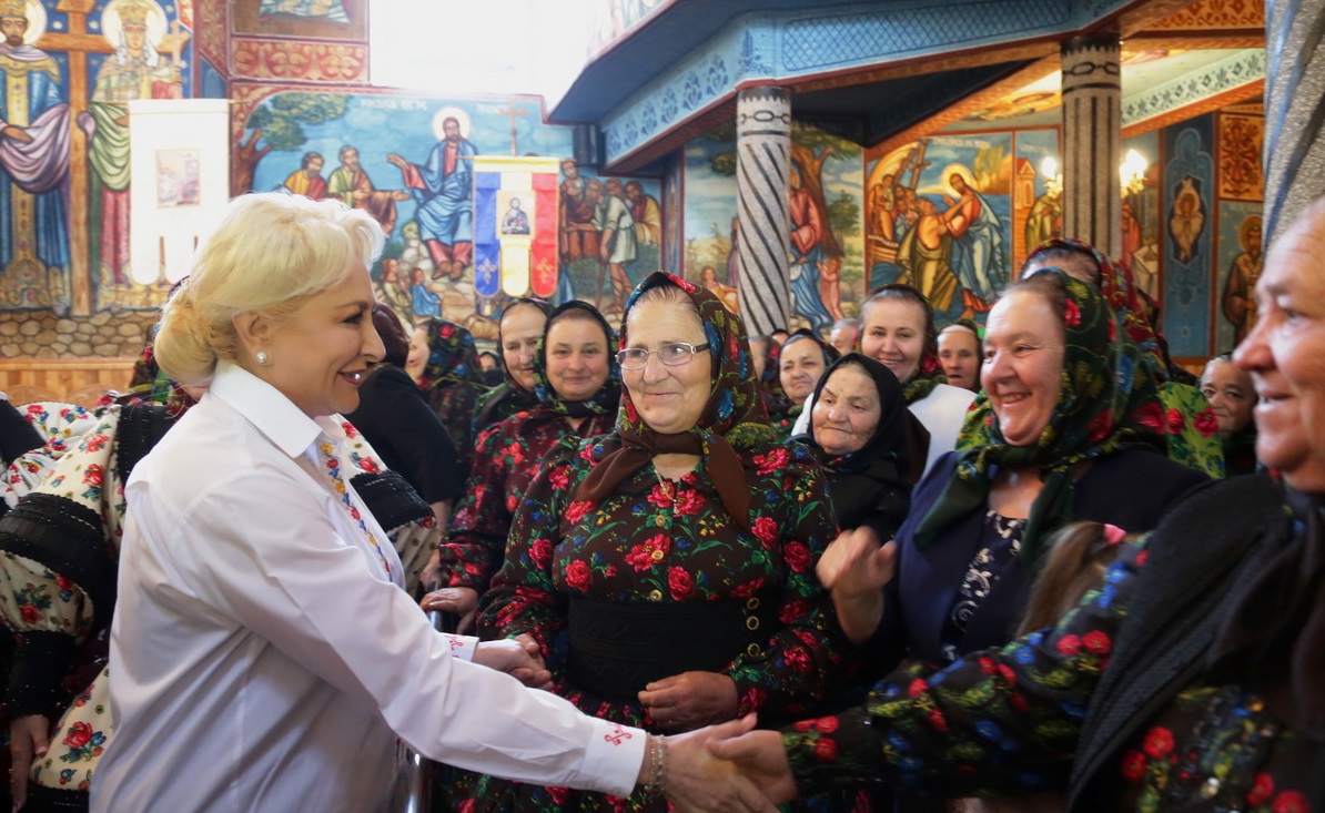 FOTO | Premierul Viorica Dăncilă a mers la Festivalul Sâmbra Oilor. Reacţie la protestele din ultimele zile: "Adevăraţii români sunt oameni care îşi bazează atitudinea pe argumente"
