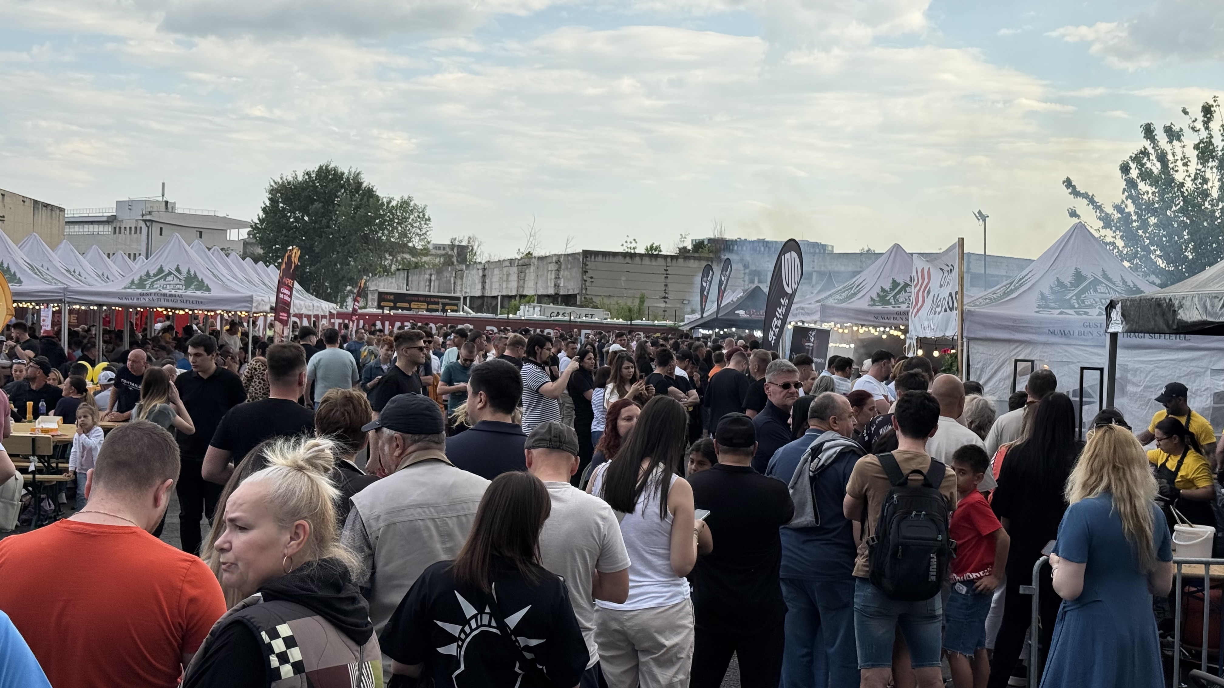 Secretul unui mic perfect: „Micii sunt artă, frate. Dacă-i grăbești, i-ai stricat”. Reportaj de la Campionatul Național de mici