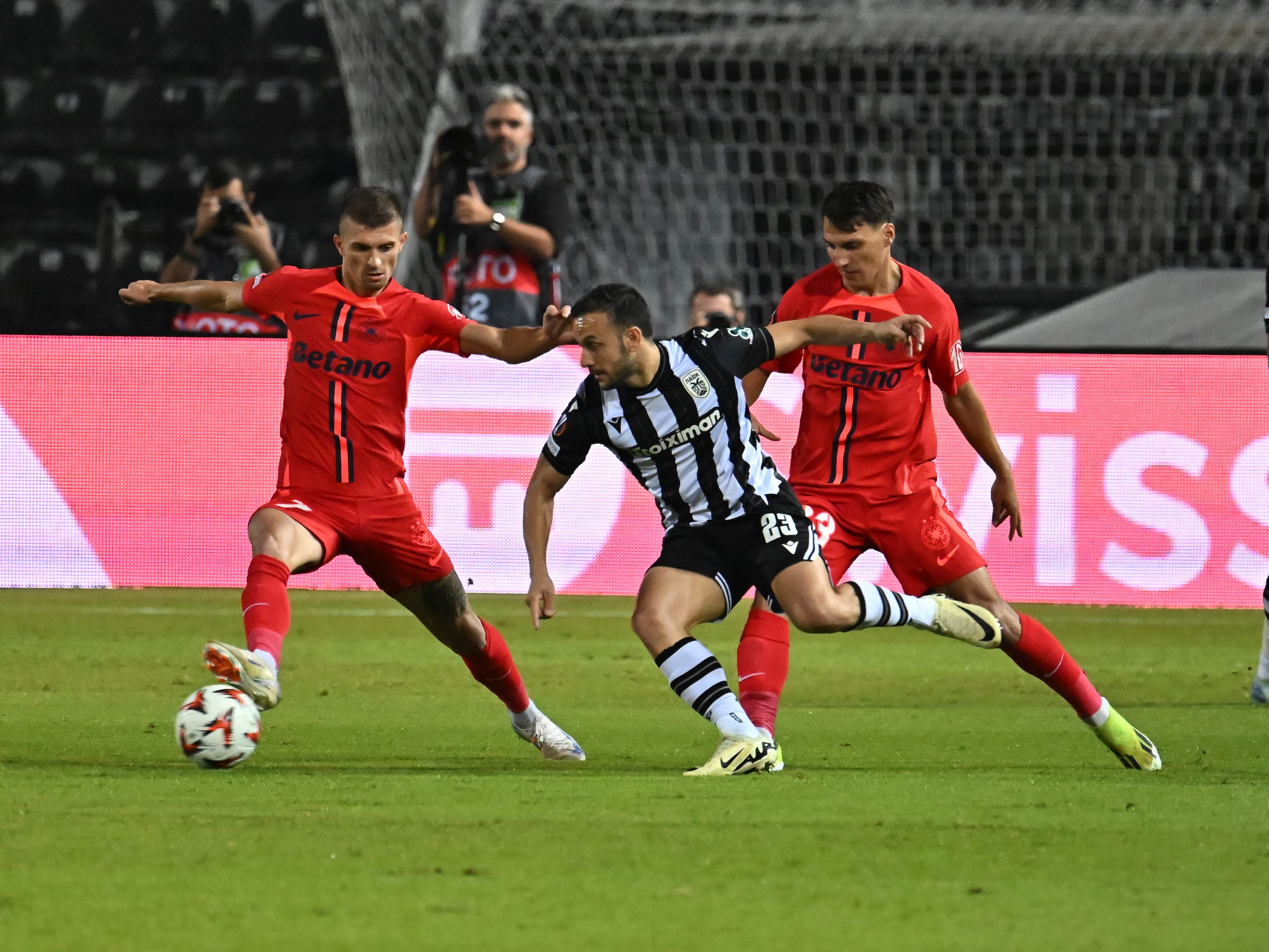 FCSB a câștigat la PAOK Salonic cu 1-0 după un final dramatic, în care echipa lui Răzvan Lucescu a lovit bara